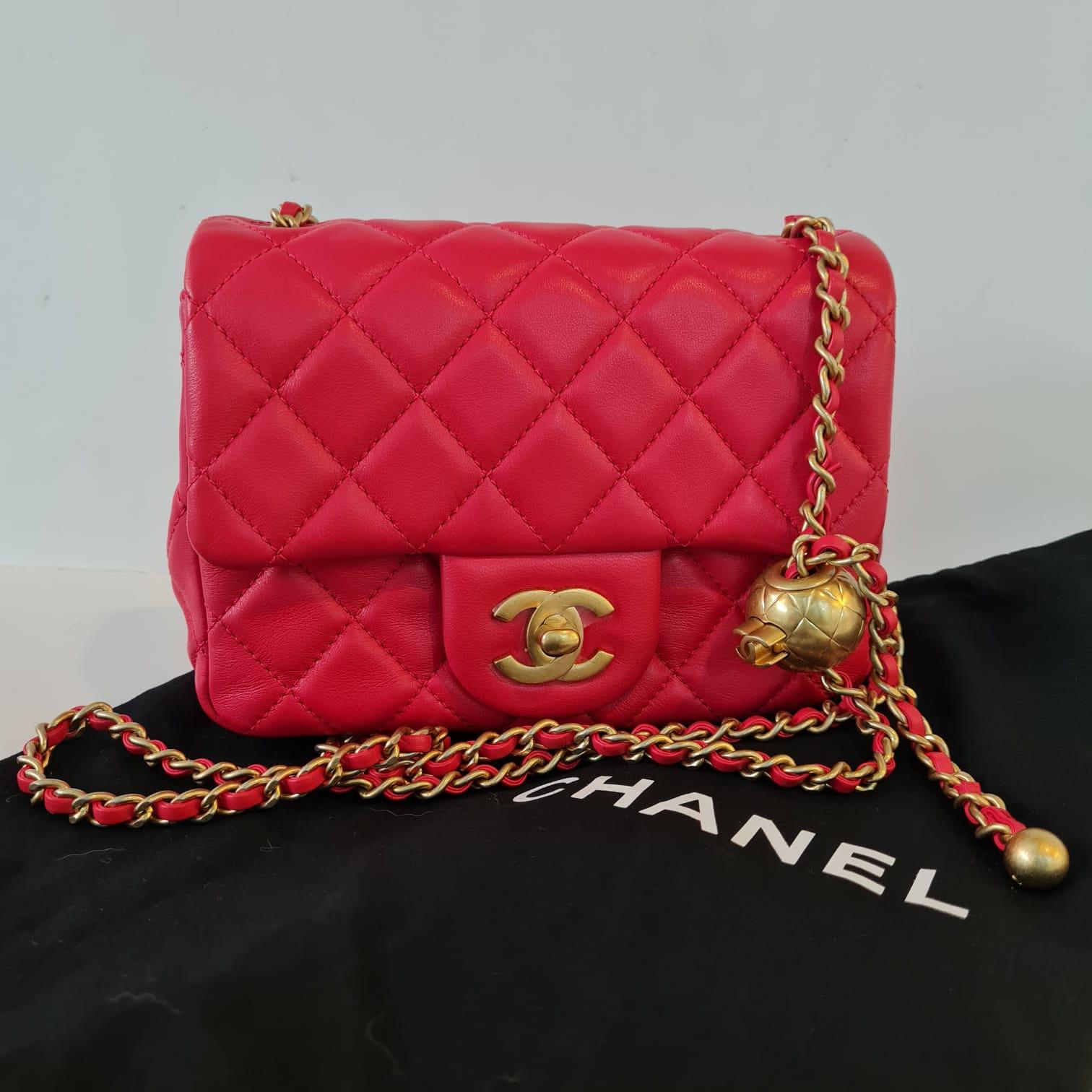 Chanel Mini bolso acolchado de piel de cordero roja con solapa de perlas cuadradas en venta 8