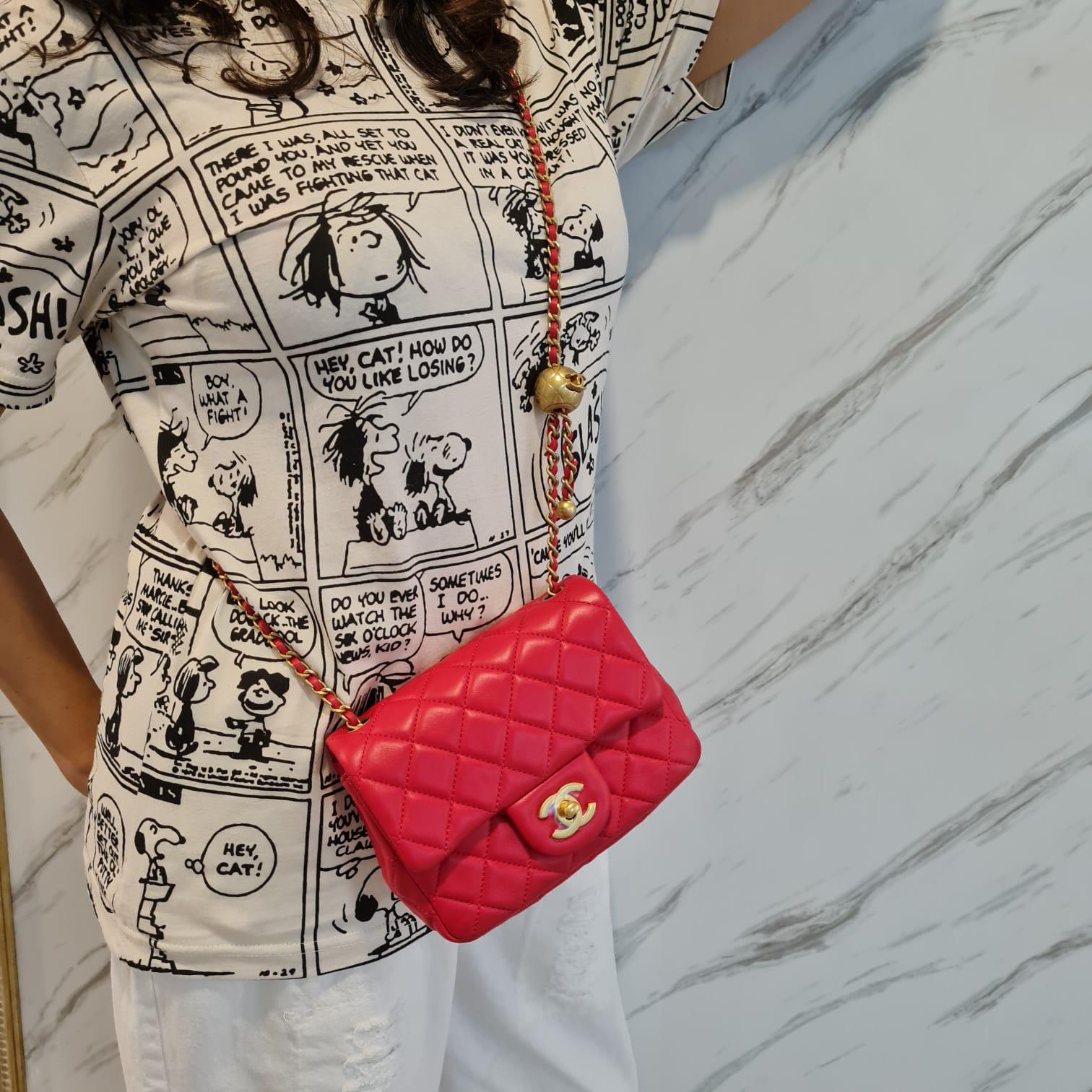 Chanel - Mini sac à rabat carré en cuir d'agneau rouge matelassé avec perles en vente 12