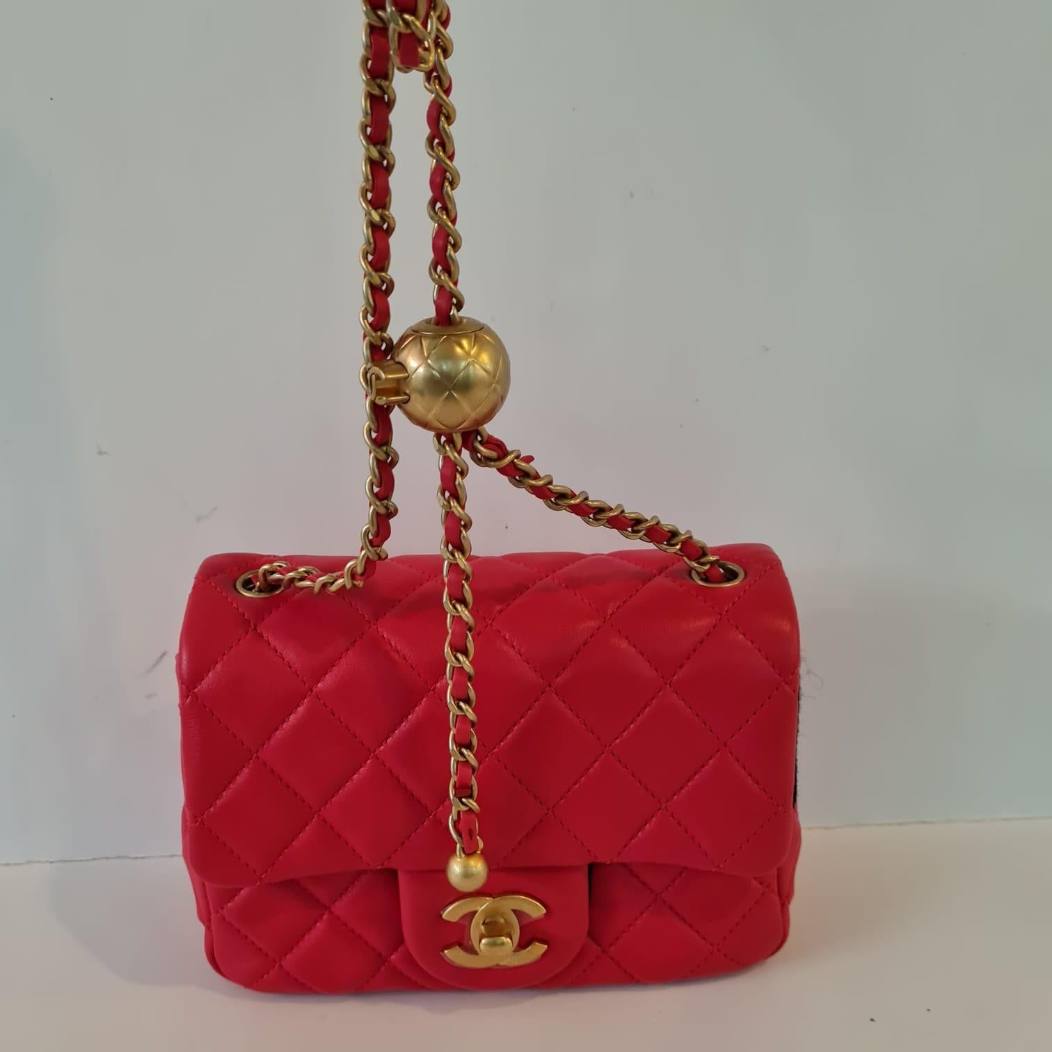 Magnifique sac Chanel mini carré à perles en cuir d'agneau rouge. Très bon état général, avec de très légères éraflures dues à un usage léger. Bracelet ajustable. Déjà ébréché (à partir de la production 2020). Livré avec son sac à poussière. 