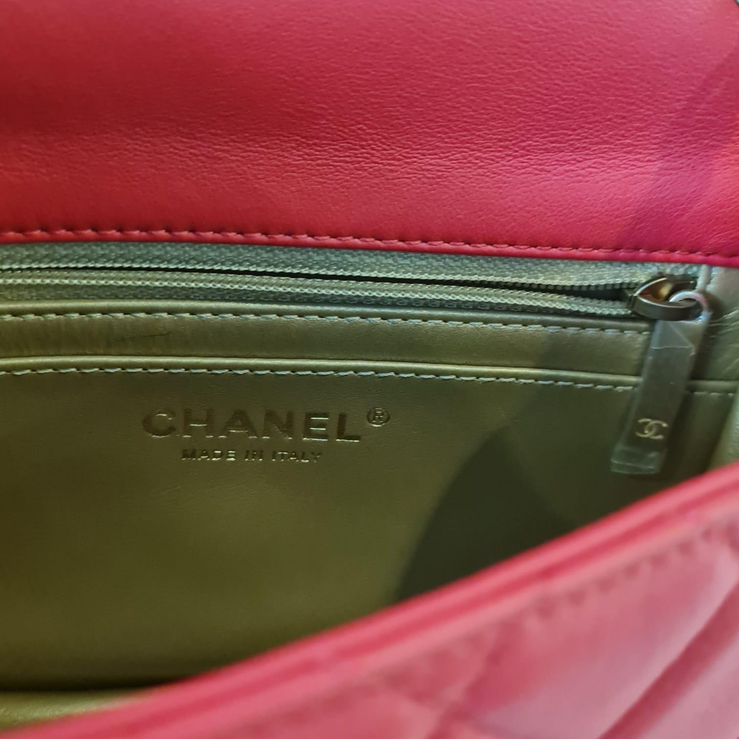 Chanel - Mini sac à rabat carré en cuir d'agneau rouge matelassé avec perles Unisexe en vente