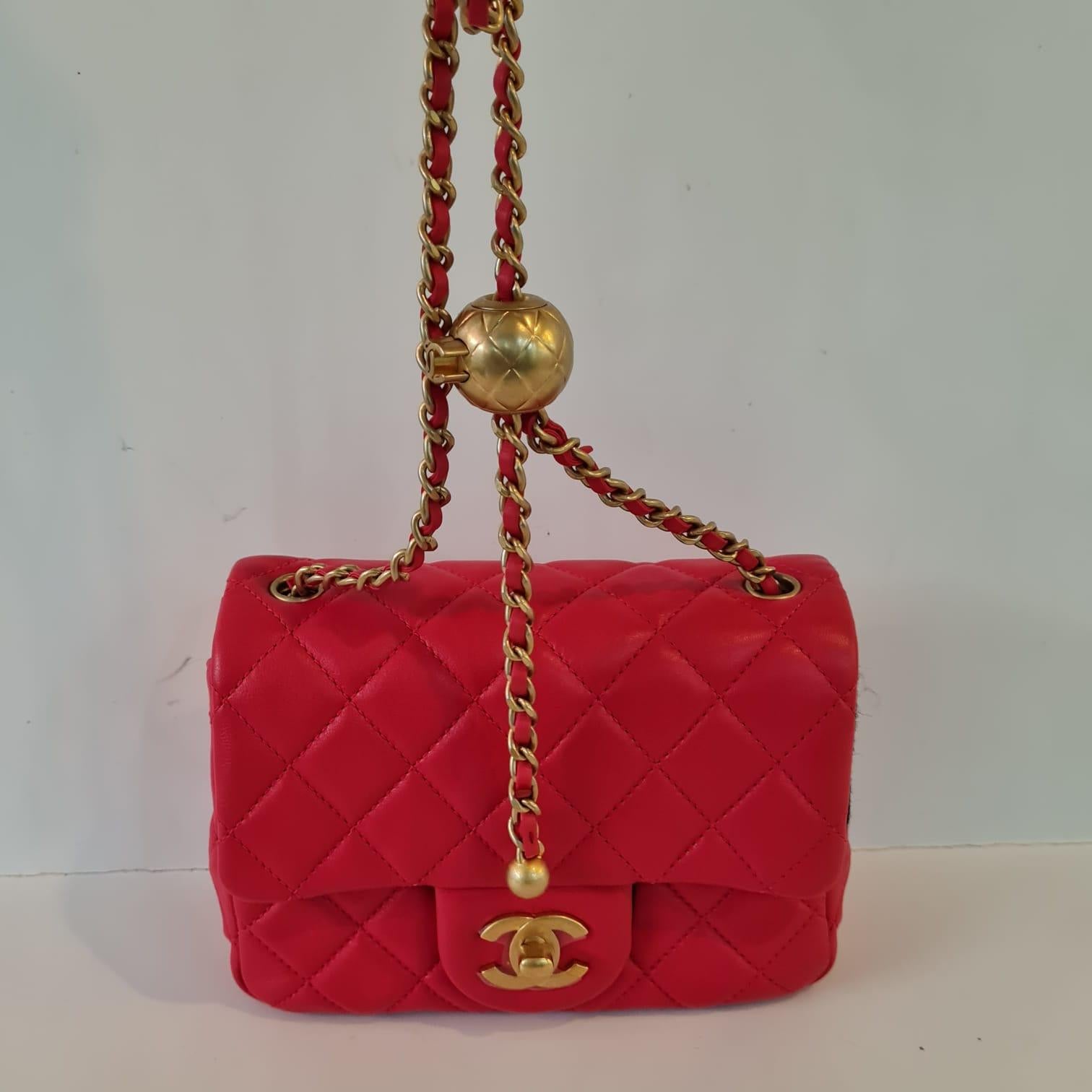 Chanel - Mini sac à rabat carré en cuir d'agneau rouge matelassé avec perles en vente 1