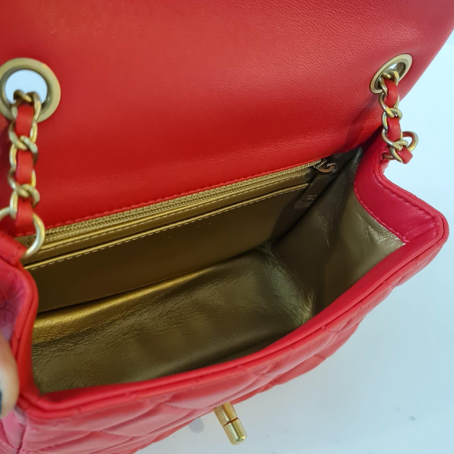 Chanel - Mini sac à rabat carré en cuir d'agneau rouge matelassé avec perles en vente 2