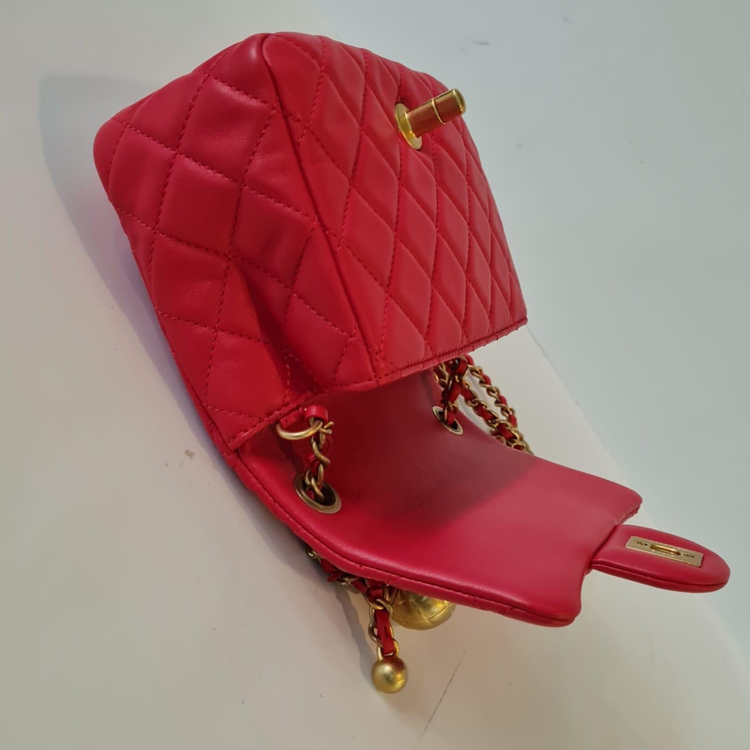 Chanel - Mini sac à rabat carré en cuir d'agneau rouge matelassé avec perles en vente 3