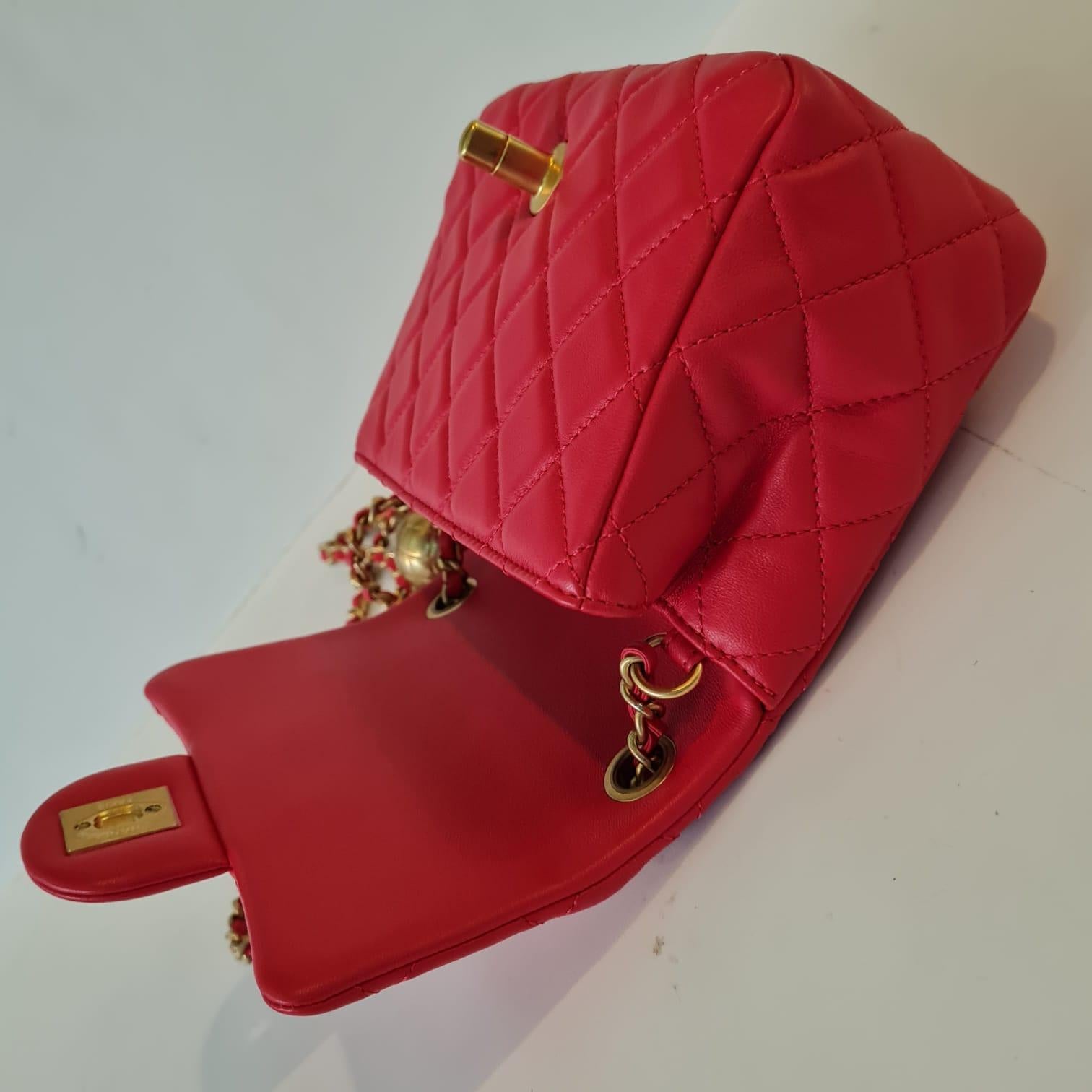 Chanel - Mini sac à rabat carré en cuir d'agneau rouge matelassé avec perles en vente 4
