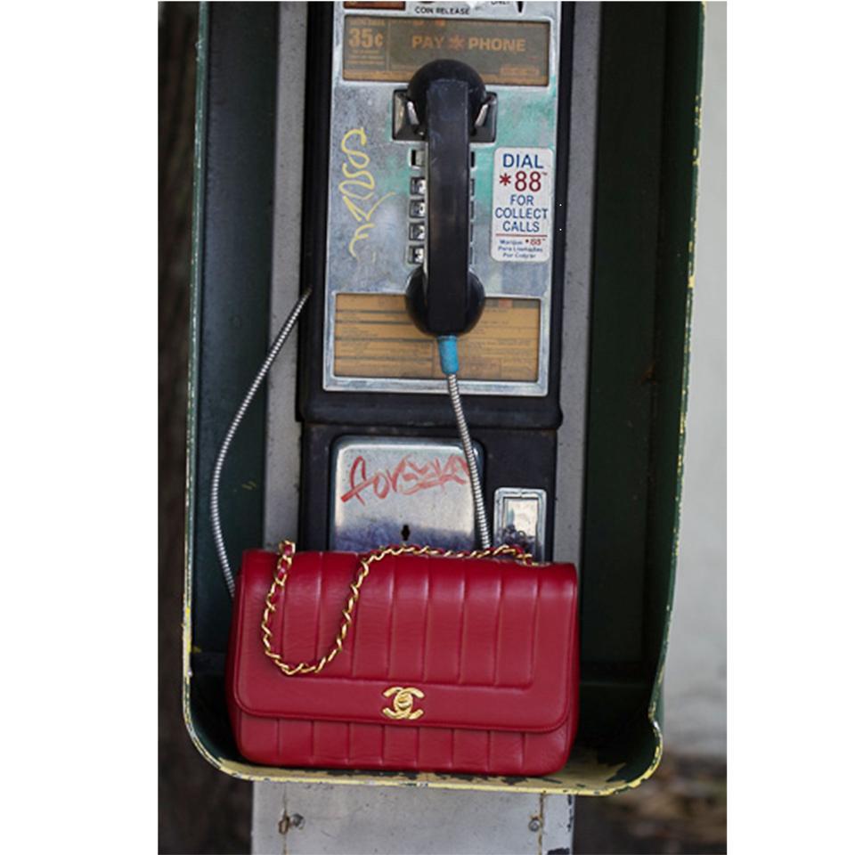 Chanel Diana Medium Vintage Classic Klappentasche aus rotem Lammfell mit Streifen  im Angebot 4