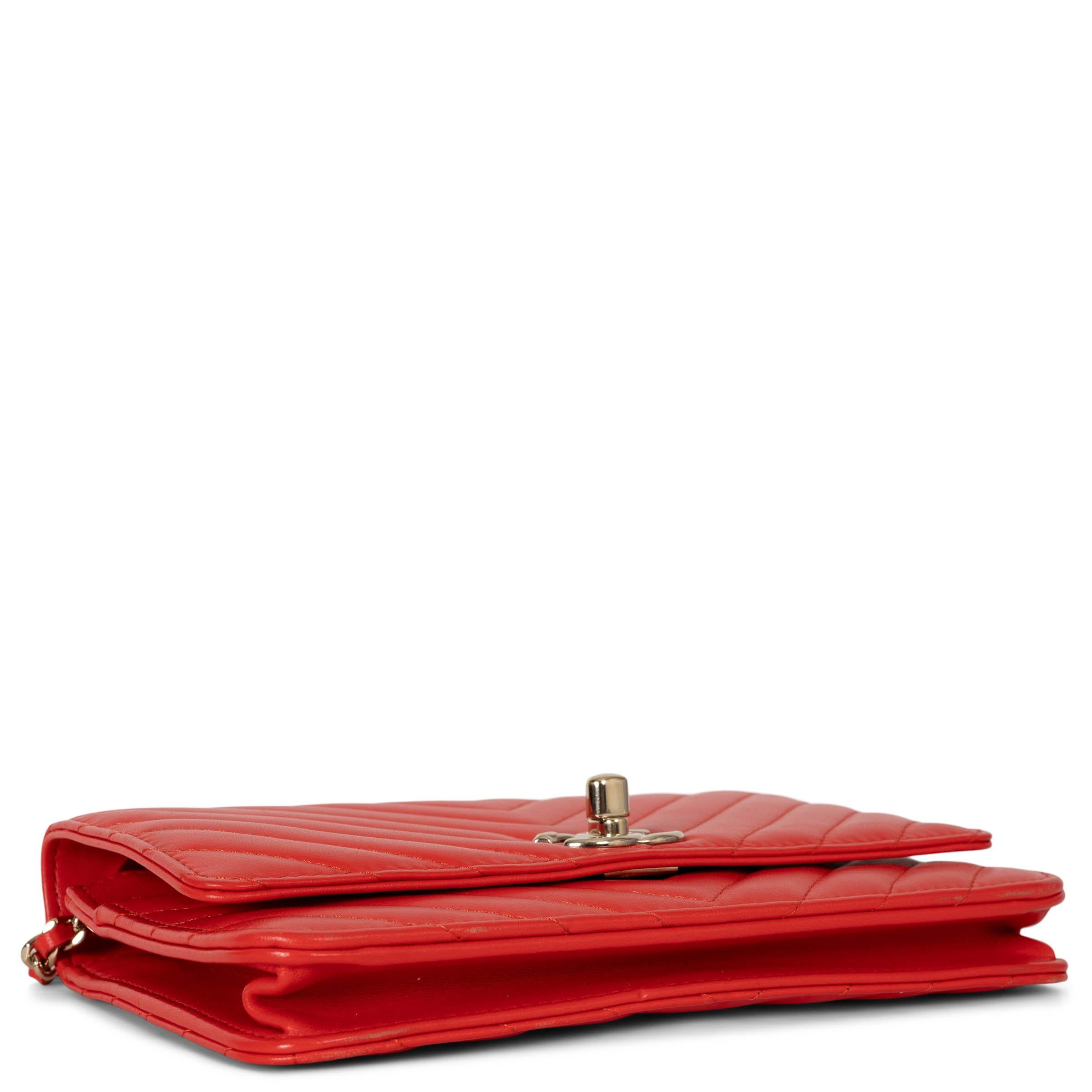 Women's CHANEL red leather 19C TRENDY CC Wallet on Chain WOC Bag For Sale