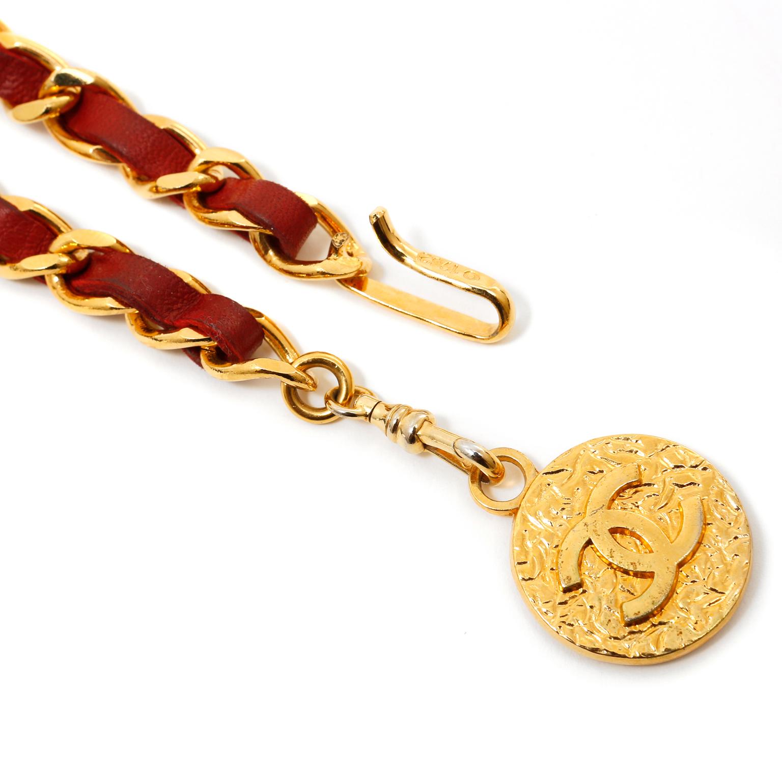Beige Chanel Collier ceinture en cuir rouge et chaîne médaillon avec médaillon en vente