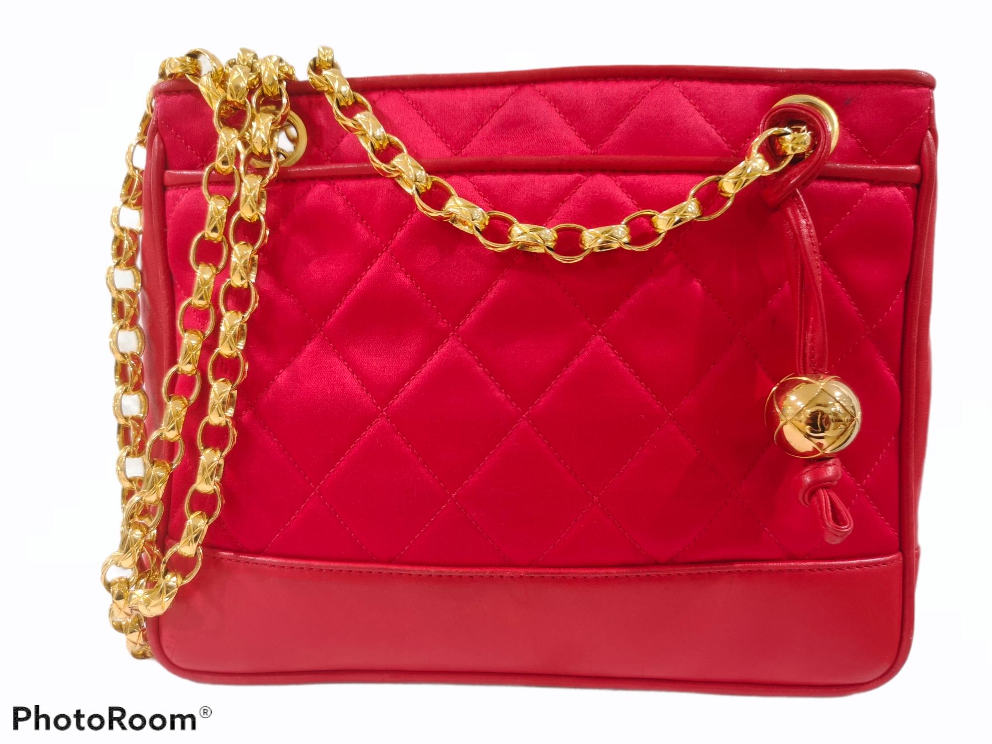 Chanel red leather and fabric shoulder bag
Chanel red leather and fabric with two different shoulder straps. One made of red leather, the other one is made of gold tone chain
On one side it shows an ink spot 
check carefully pics
