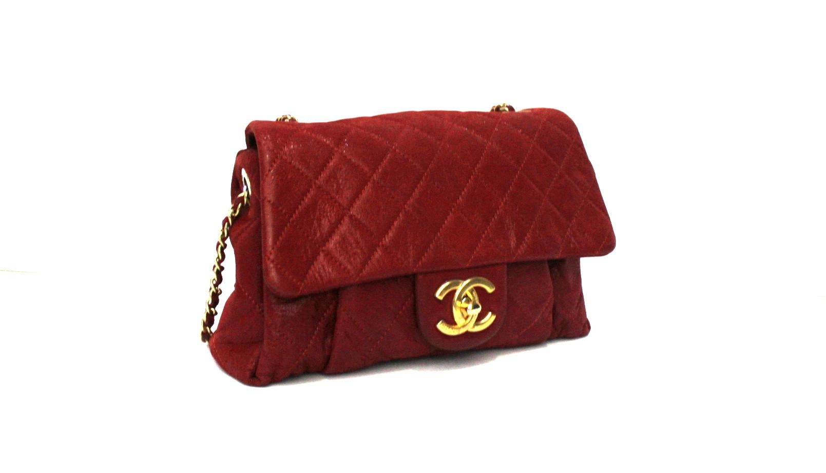 Chanel bag made of red leather with golden hardware.
Closure with CC logo, internally quite large.
Equipped with leather shoulder strap and adjustable chain.
The bag is in good condition, 2014.