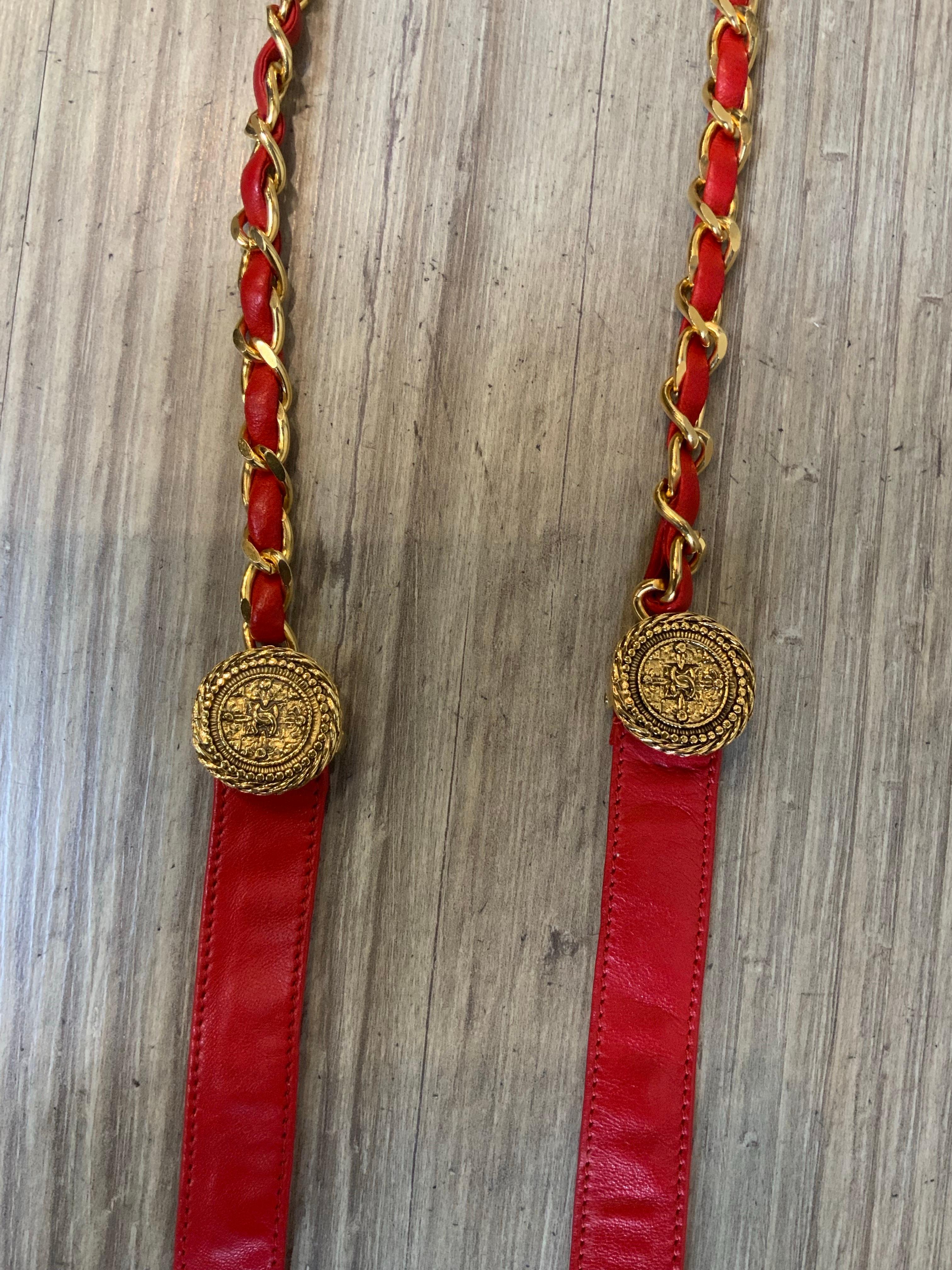 Chanel belt.
In red leather and golden hardware.
Size 75/30
Measurement: 2cm X 135cm
Excellent general condition, shows minimal signs of use.
Presents dust and original box.