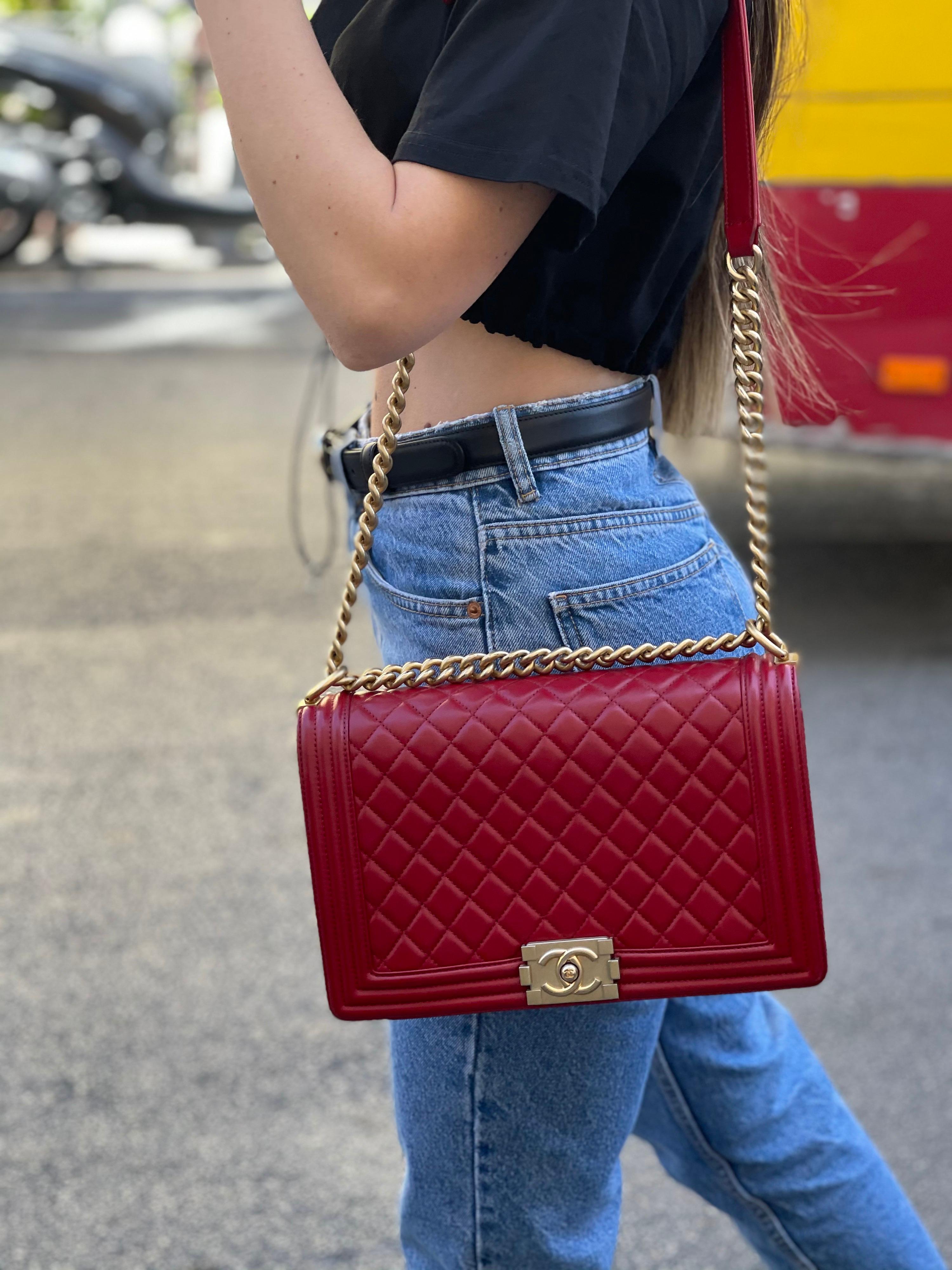 Chanel bag in red leather, golden hardware. Equipped with leather shoulder strap and adjustable chain. Closure with interlocking flap with the corresponding CC, internally capacious. Equipped with its own card. The product is in excellent condition,