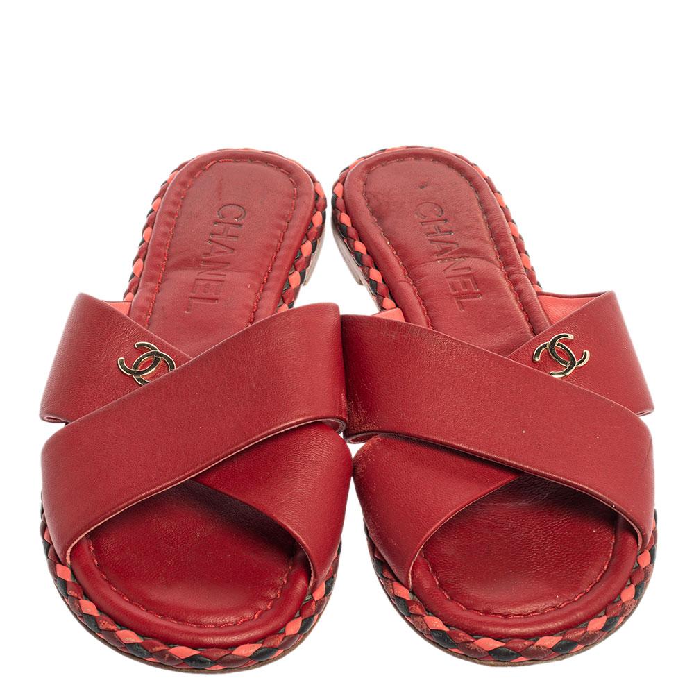 Slip into these Chanel flat slides if you fancy minimalist style with hints of class. Crafted with red leather, they have crisscross straps on the front detailed with gold-tone CC logo along with beautifully braided trims outlining the pair. The