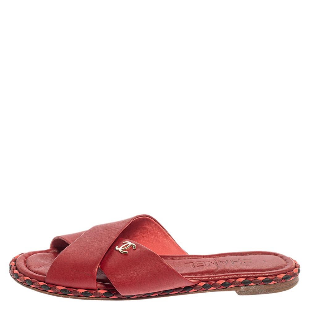 Chanel Red Leather Braided Trim Criss Cross CC Flat Slides Size 36 In Good Condition In Dubai, Al Qouz 2