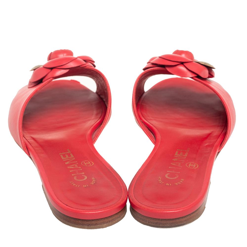 Chanel Red Leather Camellia Flat Sandals Size 39.5 In Good Condition In Dubai, Al Qouz 2