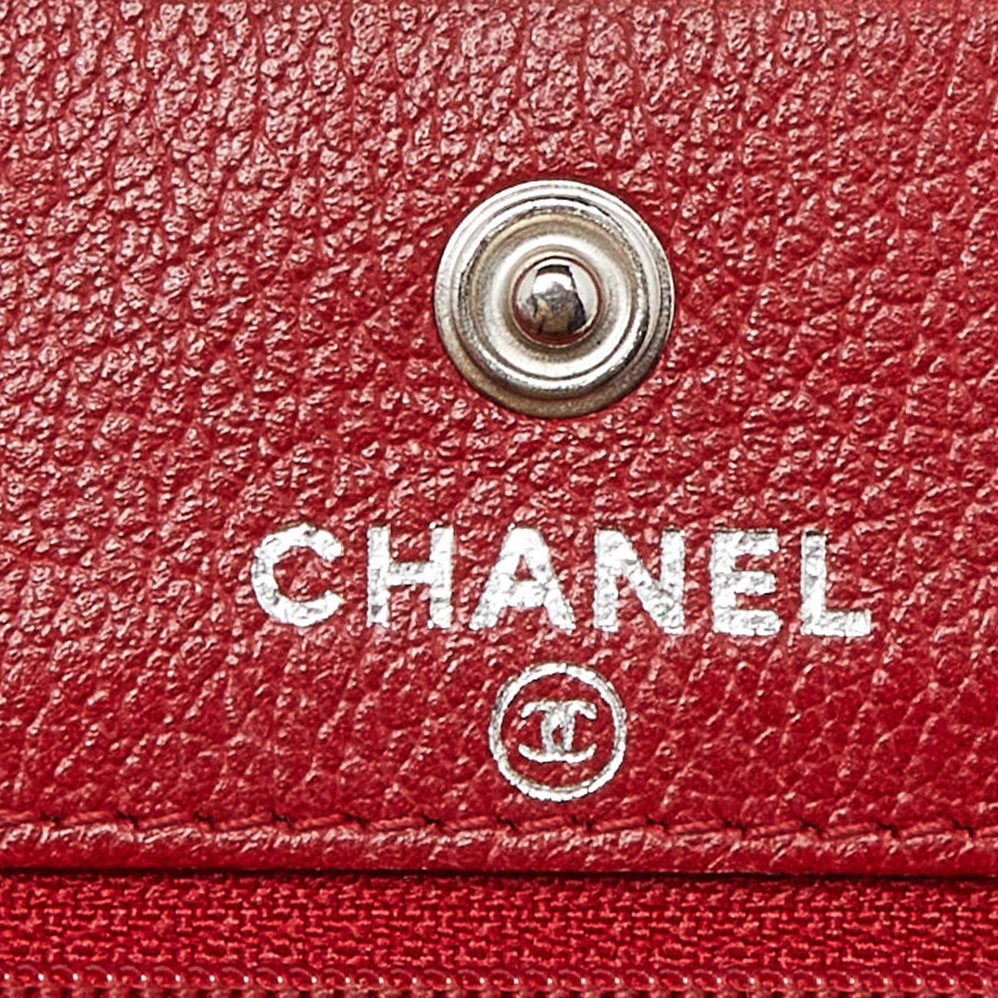 Chanel Portemonnaie aus rotem Leder mit Kamelienmuster an Kette im Angebot 6