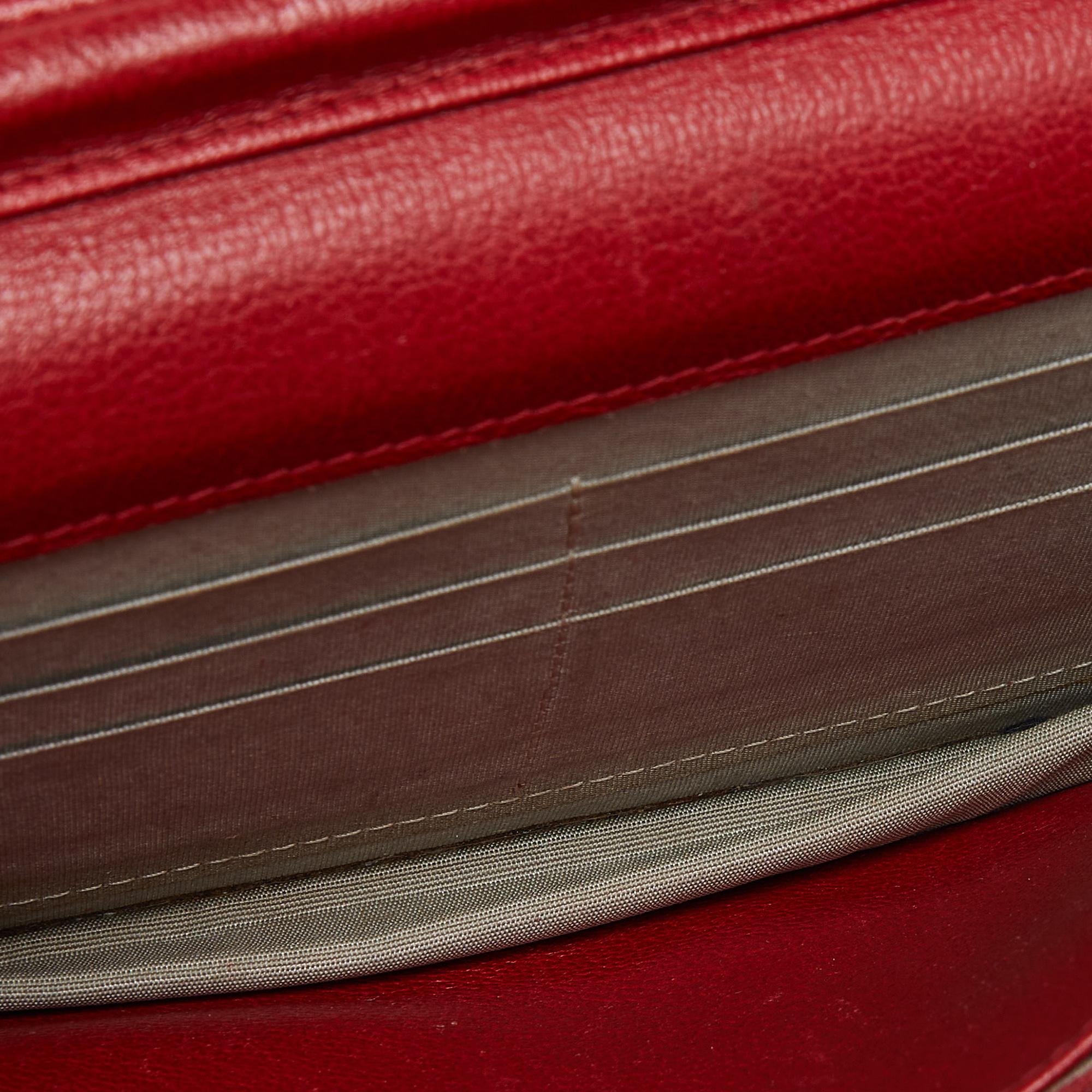 Chanel Portemonnaie aus rotem Leder mit Kamelienmuster an Kette im Angebot 7