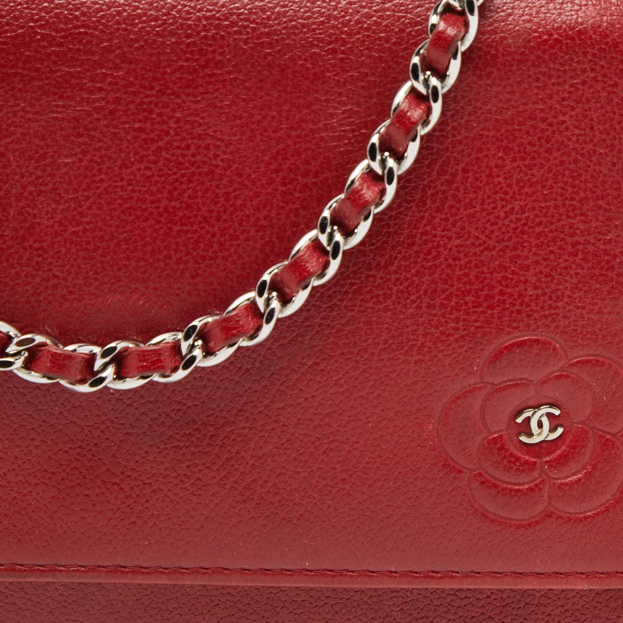 Chanel Portemonnaie aus rotem Leder mit Kamelienmuster an Kette im Angebot 8