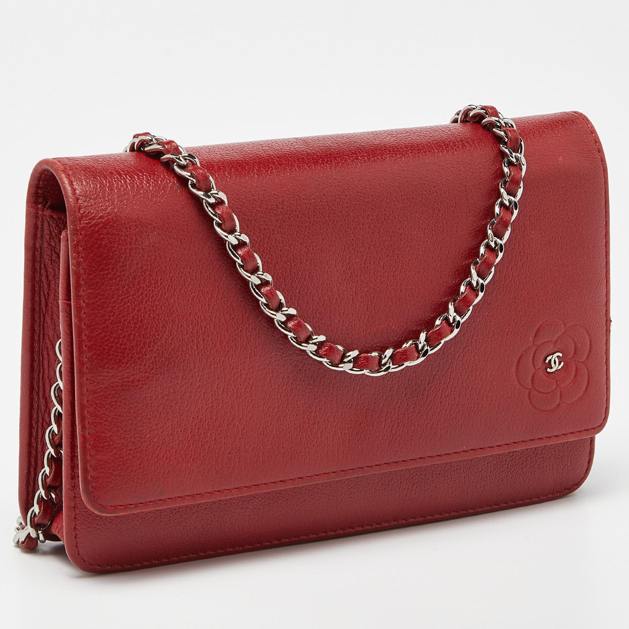 Chanel Portemonnaie aus rotem Leder mit Kamelienmuster an Kette Damen im Angebot