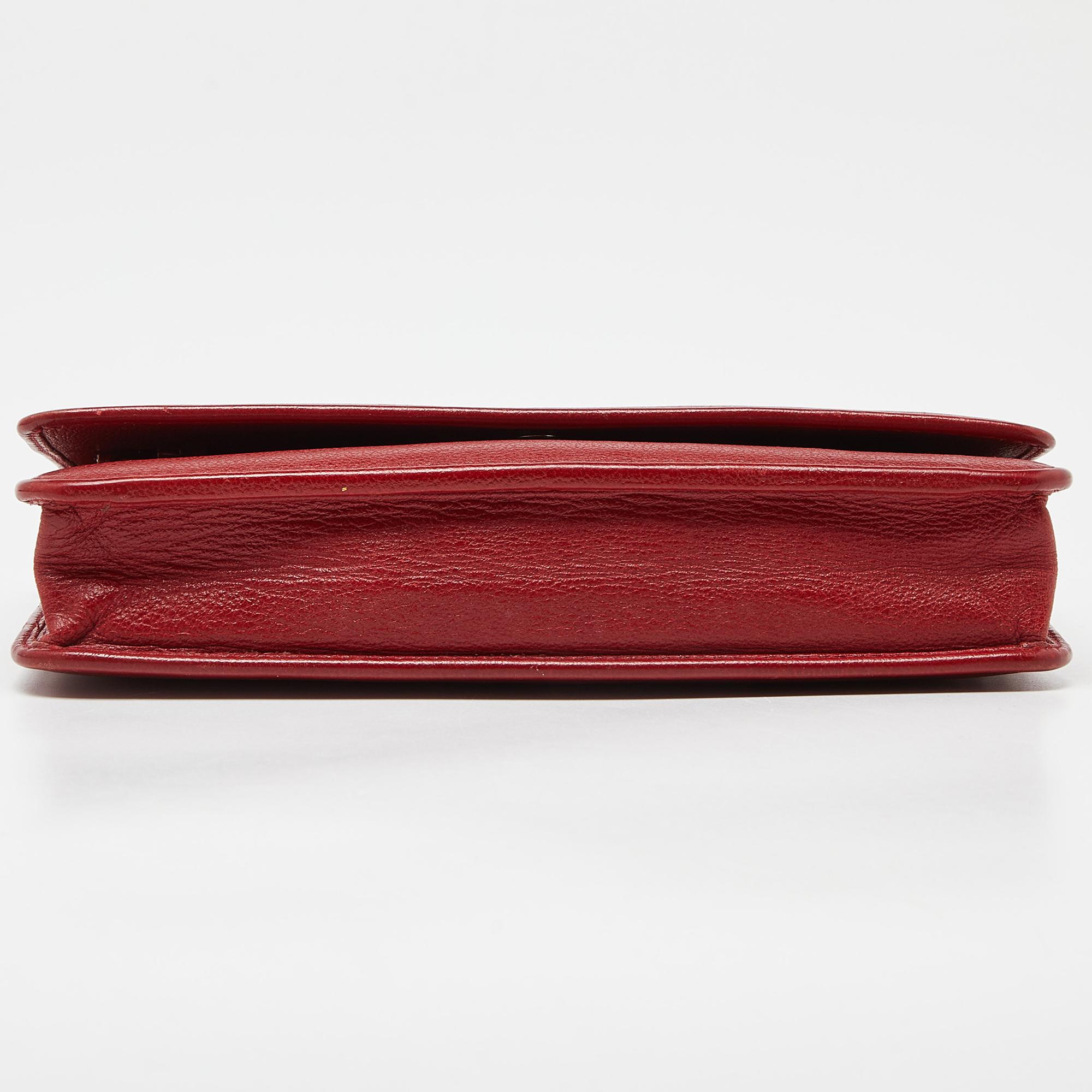 Chanel Portemonnaie aus rotem Leder mit Kamelienmuster an Kette im Angebot 1