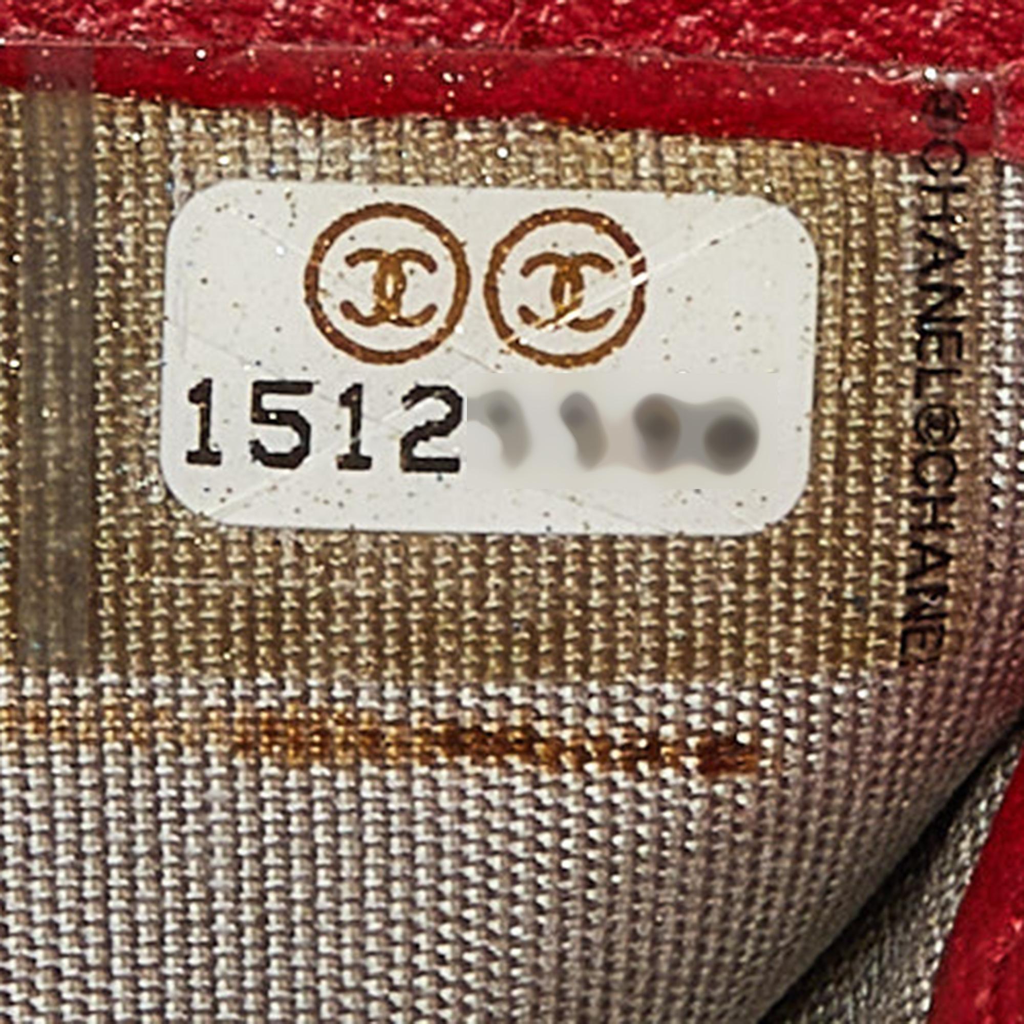 Chanel Portemonnaie aus rotem Leder mit Kamelienmuster an Kette im Angebot 3