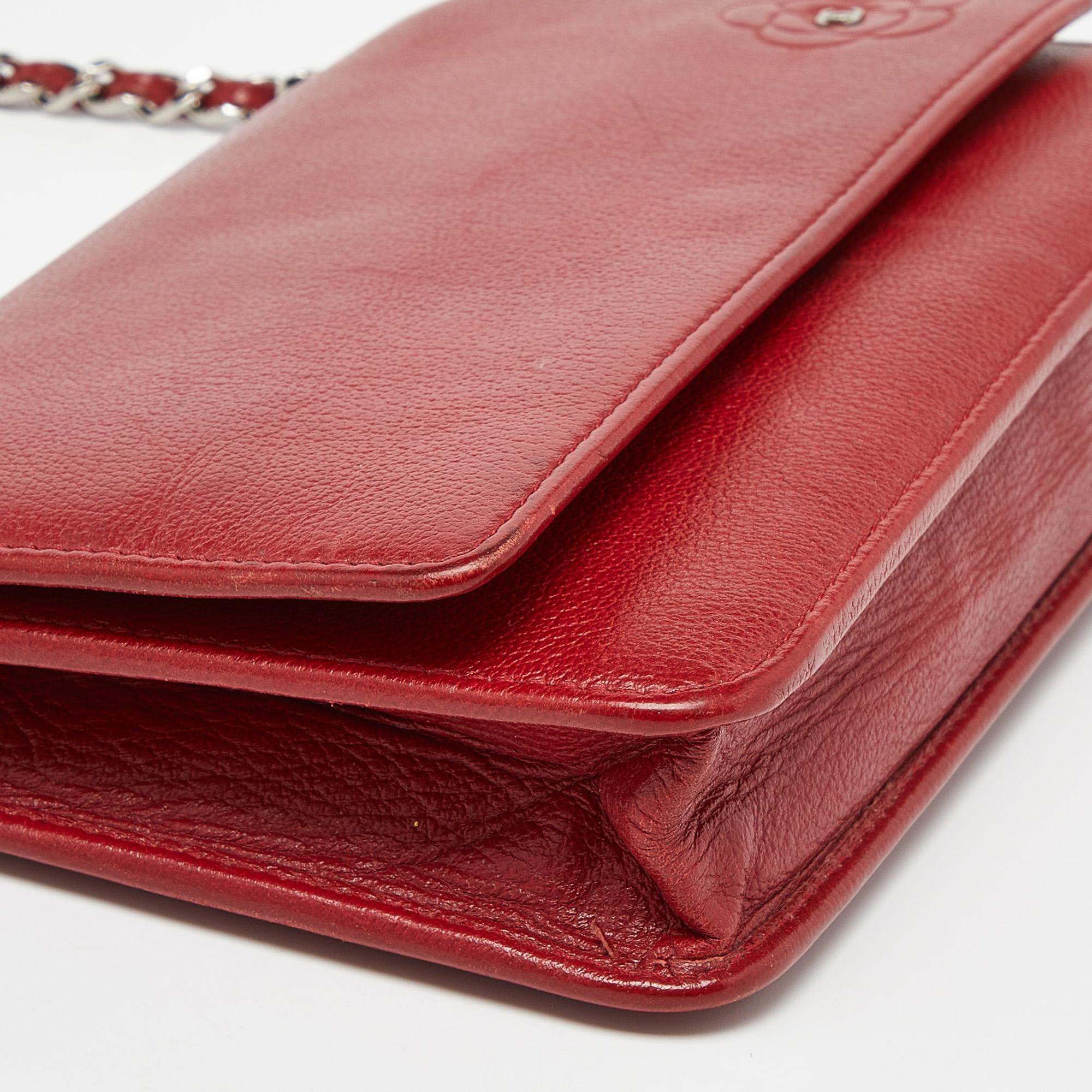 Chanel Portemonnaie aus rotem Leder mit Kamelienmuster an Kette im Angebot 4