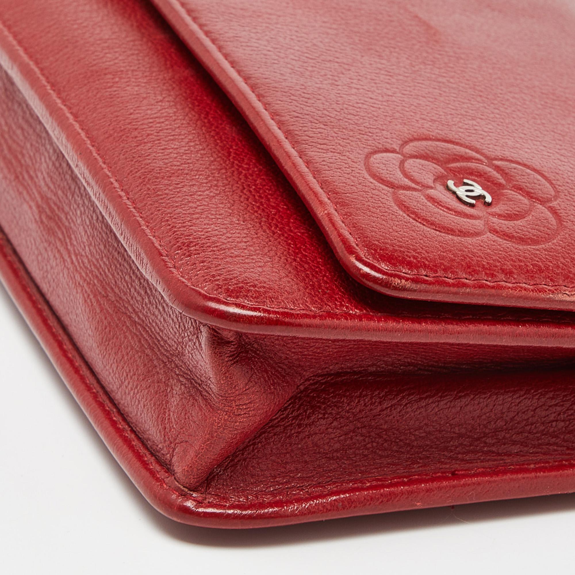 Chanel Portemonnaie aus rotem Leder mit Kamelienmuster an Kette im Angebot 5