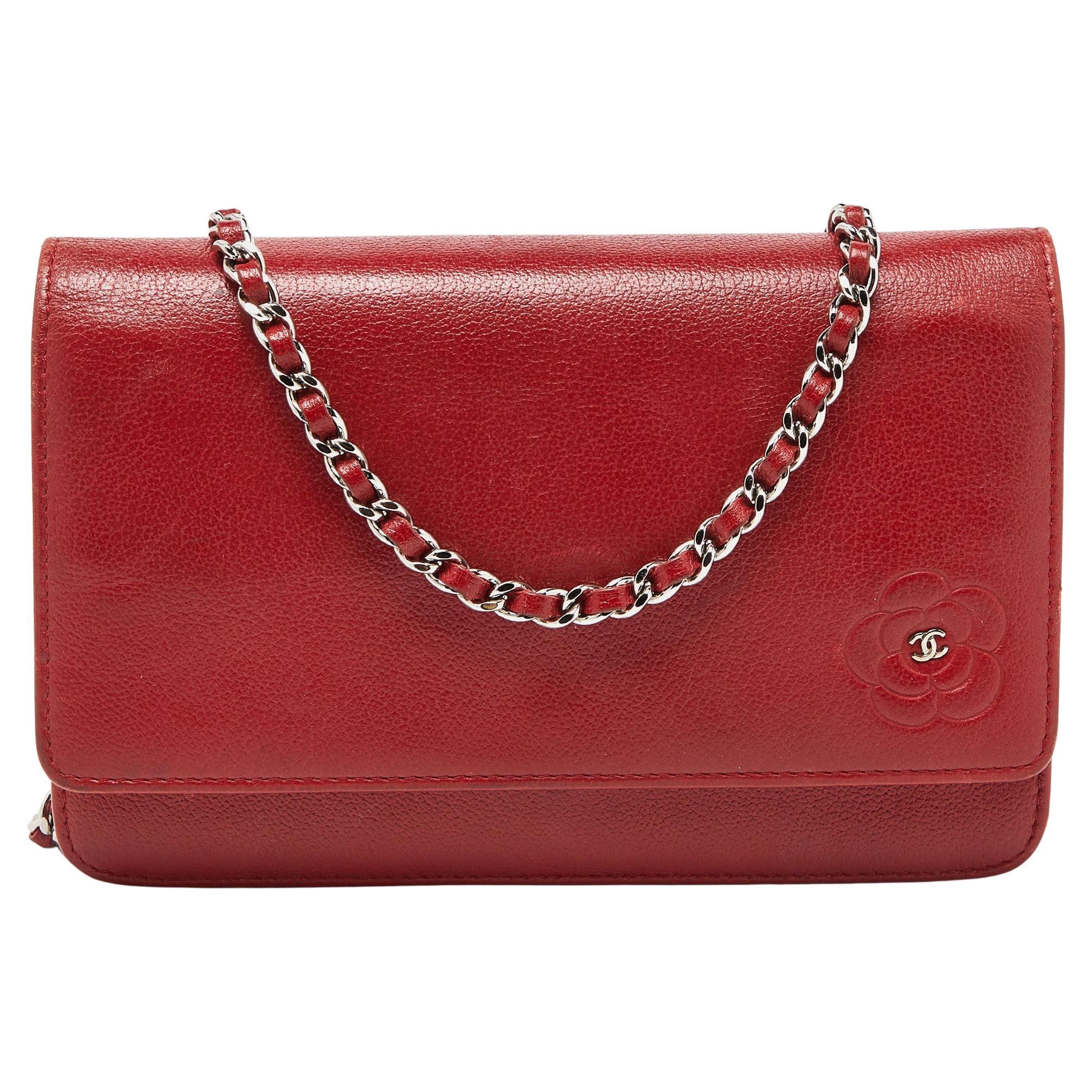 Chanel Portemonnaie aus rotem Leder mit Kamelienmuster an Kette im Angebot