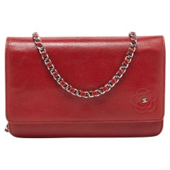 Chanel Portefeuille Camellia en cuir rouge sur chaîne