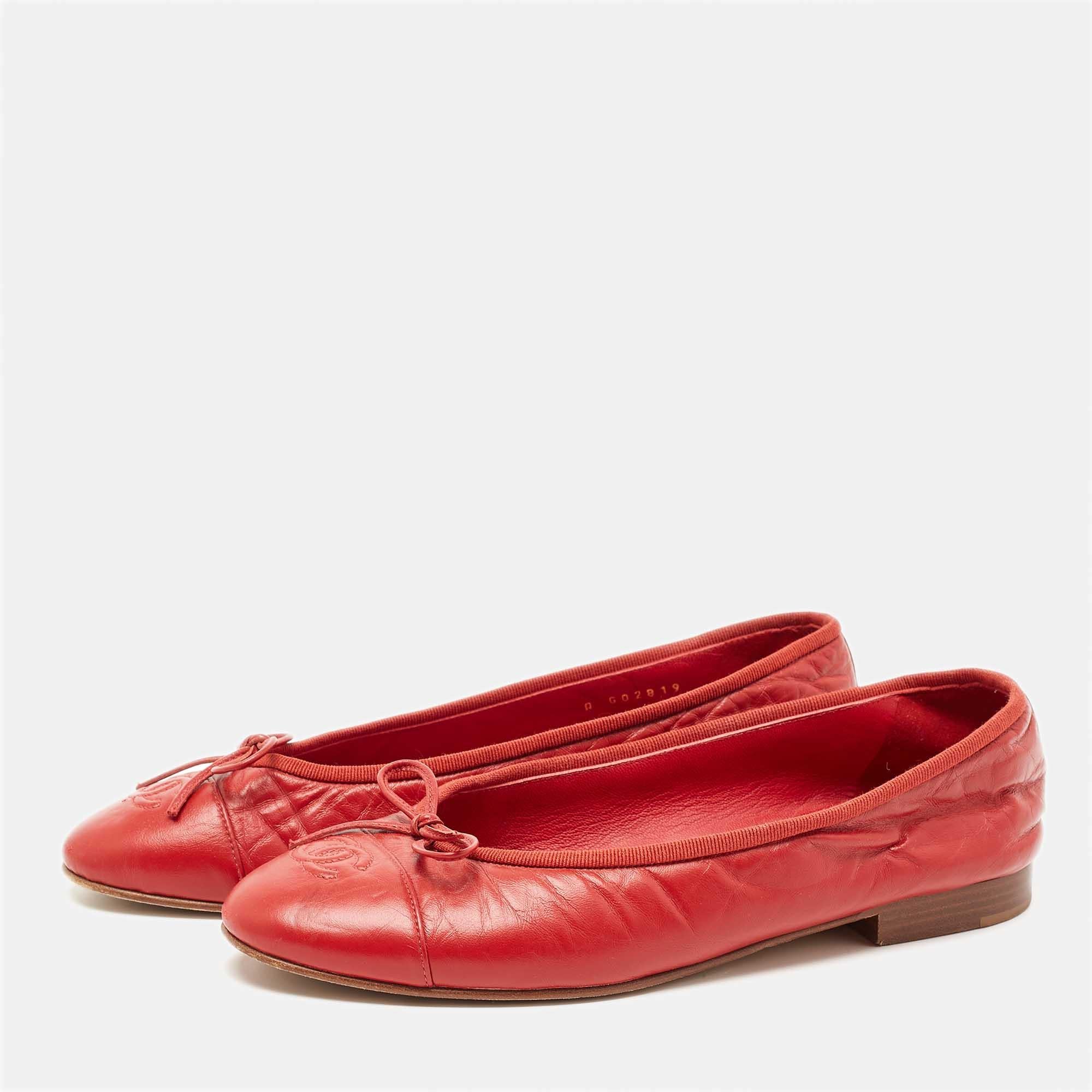Complete your look by adding these Chanel red ballet flats to your collection of everyday footwear. They are crafted skilfully to grant the perfect fit and style.

