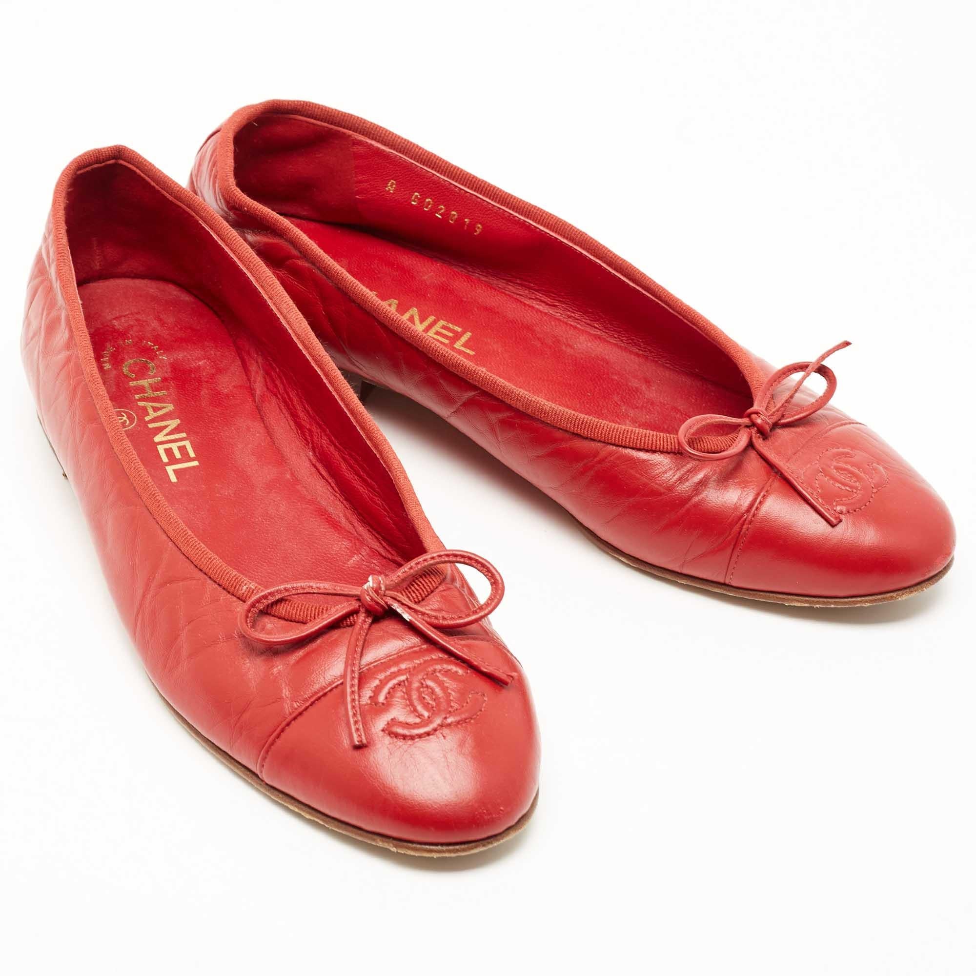 Chanel Red Leather CC Bow Ballet Flats Size 38.5 In Good Condition For Sale In Dubai, Al Qouz 2