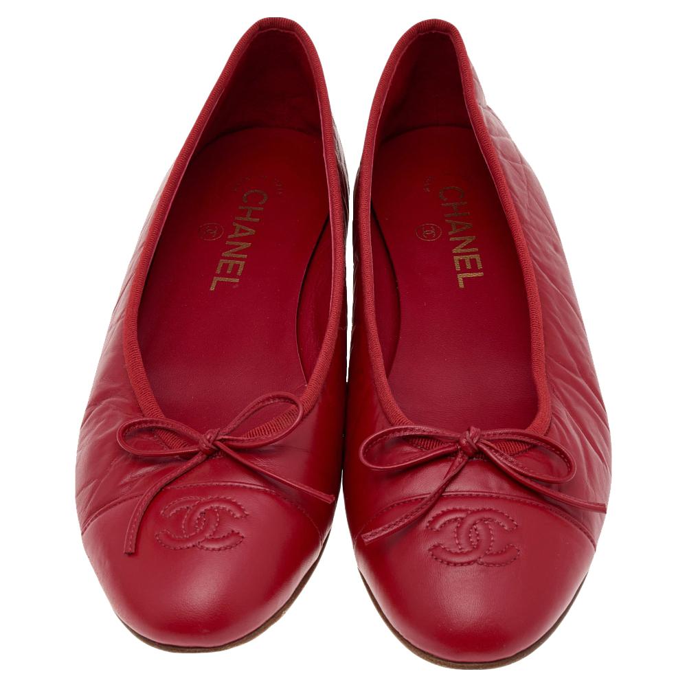Minimalistic yet fashionable, these Chanel ballet flats are perfect for channeling an air of elegance. These flats are crafted from leather and feature cap toes with the signature CC logo stitch detailing. They also flaunt bows at the front and come