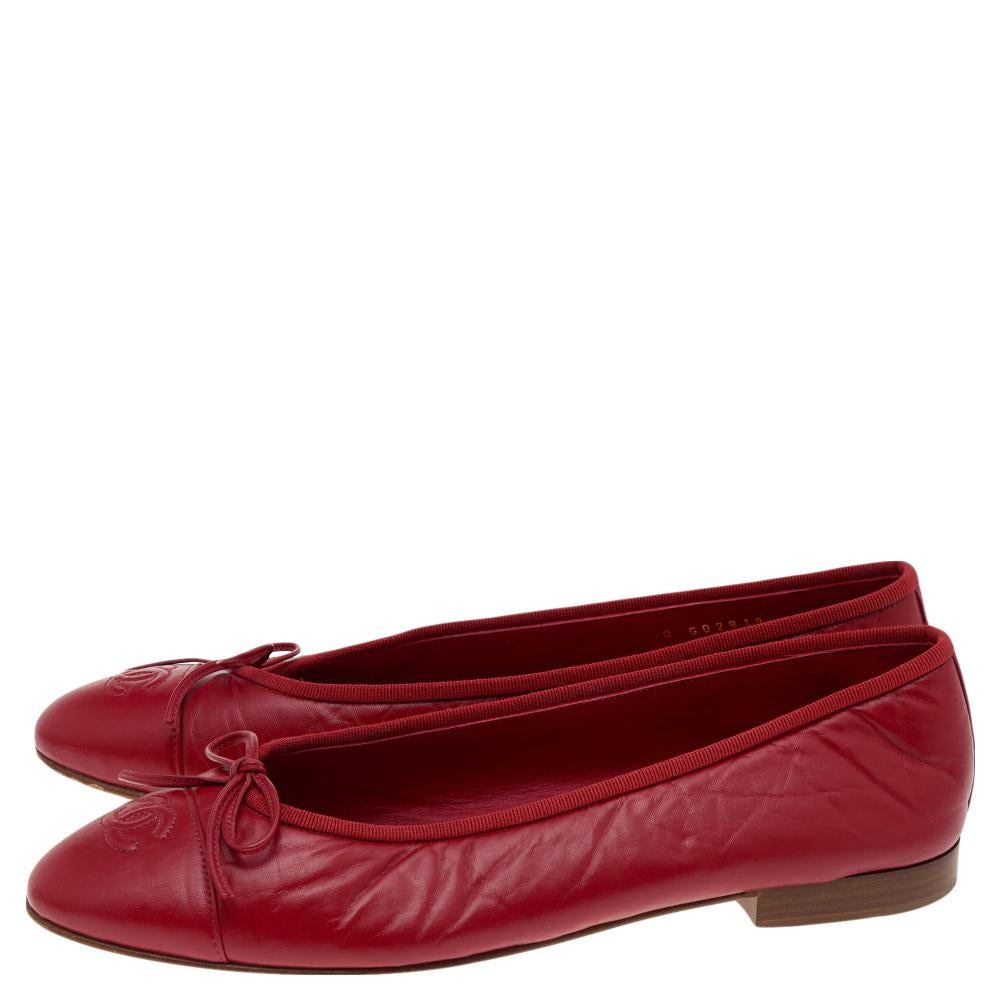 Chanel Red Leather CC Bow Ballet Flats Size 40.5 In Good Condition In Dubai, Al Qouz 2