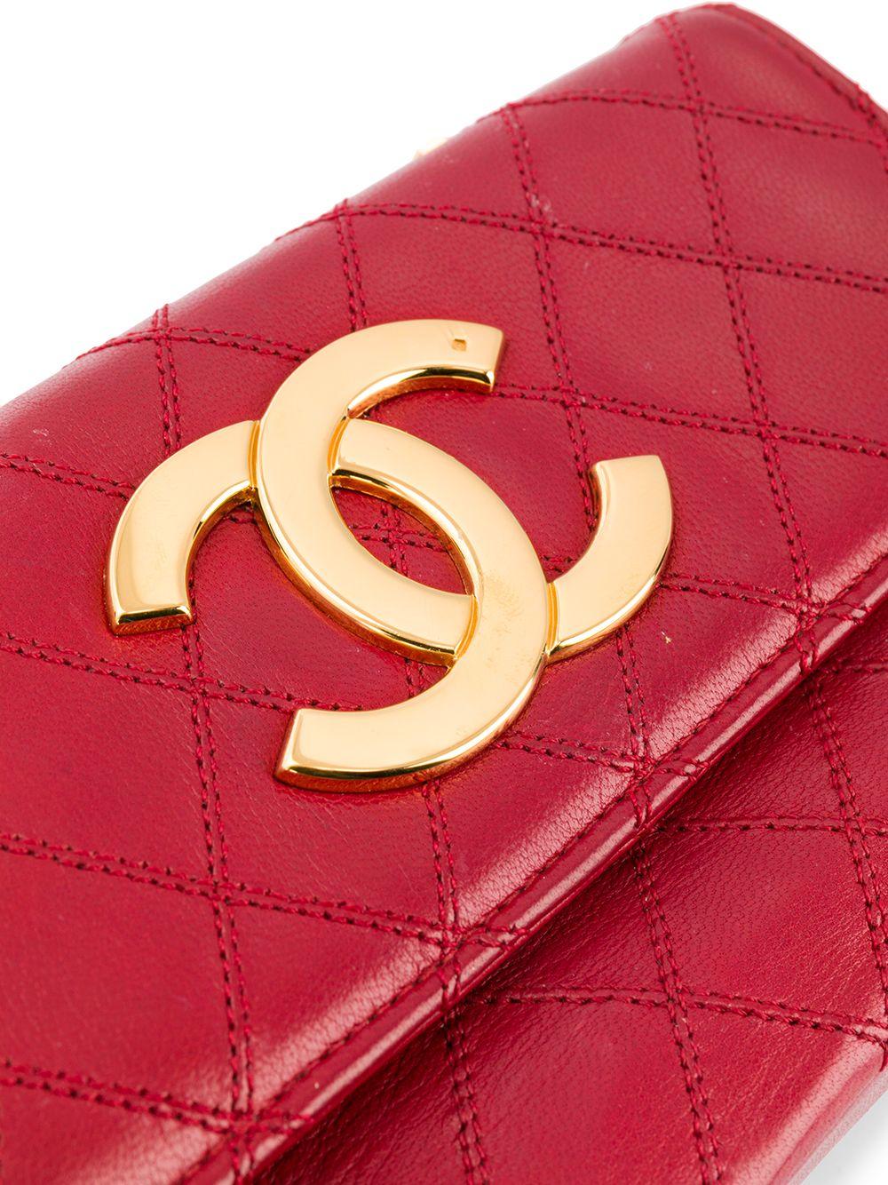 Crafted in France from an intricately luxurious combination of soft calfskin leather and yellow-gold tone metal, this timeless pre-loved Chanel shoulder bag features a vibrant red exterior, a diamond quilted finish, and a leather laced chain