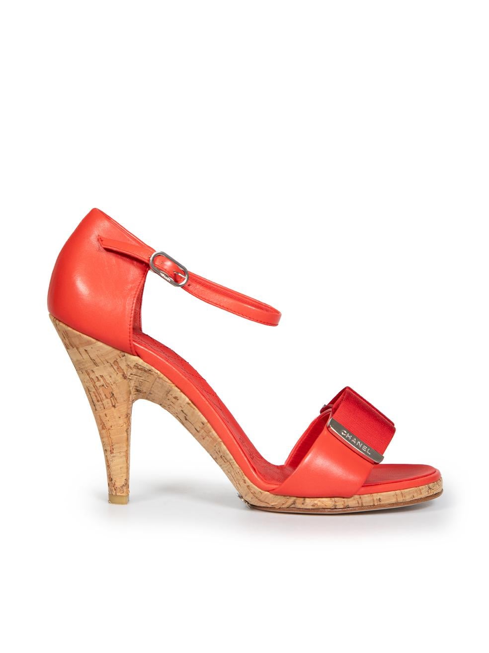 L'ÉTAT est très bon. L'usure des talons est minime. Le cuir de la semelle intérieure présente des plis généraux. Il y a des abrasions de surface le long des semelles sur cet article de revente d'occasion de Chanel.
 

 Détails
 

 

 Rouge
 

 Cuir
