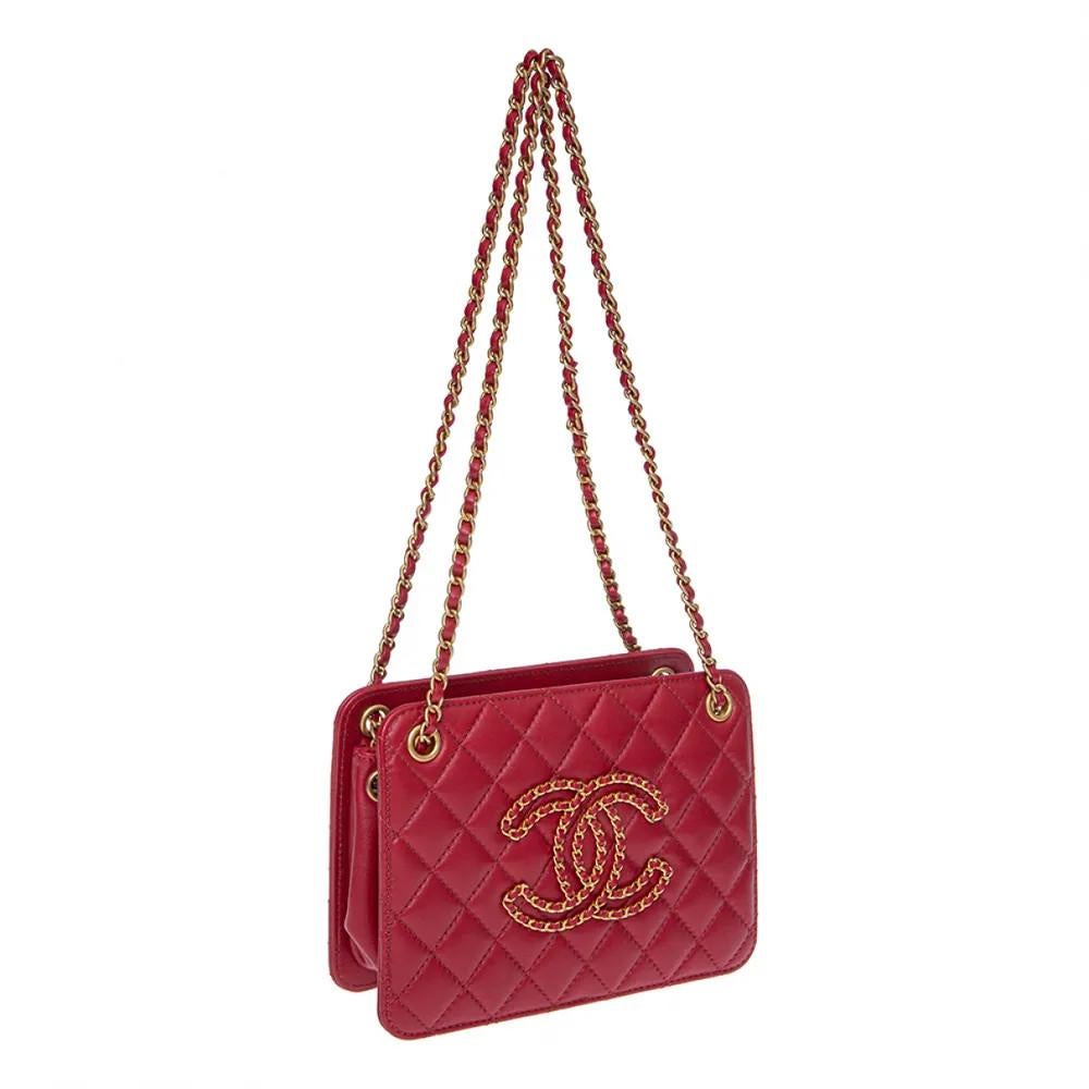 Chanel red leather gold hardware shoulder bag
 Measurements: 20 cm x 15 cm
