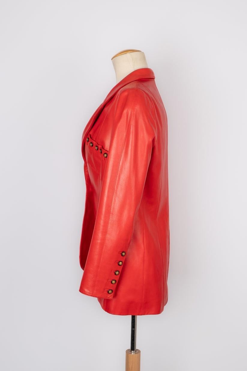 Chanel- (Made in France) Red leather jacket with studs. Silk lining. No size label, it fits a 38FR. 1994 Spring-Summer Haute Couture Collection.

Additional information:
Condition: Very good condition
Dimensions: Shoulder width: 40 cm - Chest: 44 cm