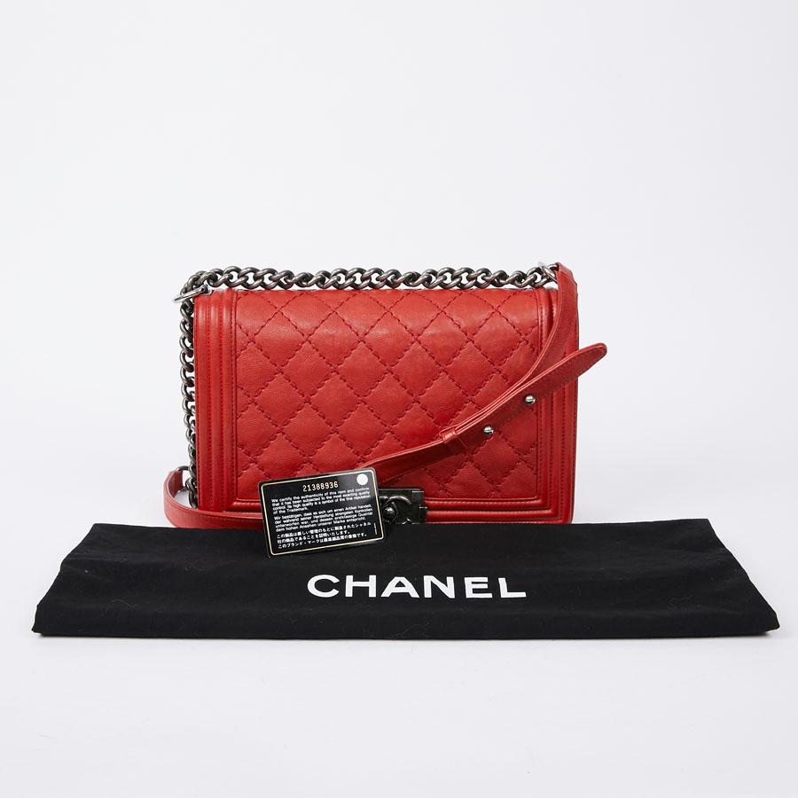 Chic and elegant, Boy's name is given in tribute to Boy Capel, the friend of Coco Chanel who would have financed the first shop on rue Cambon in Paris. This iconic model stands out for its bright color. This big bag Boy Bag is in red calfskin. The