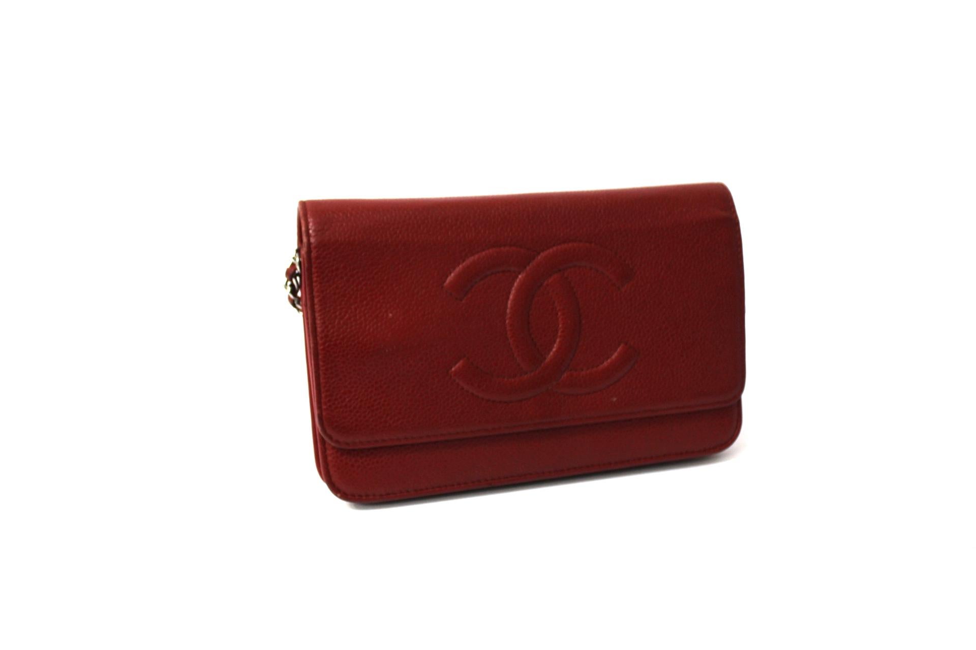 Chanel woc model bag made of textured red leather and silver hardware.
Button closure, internally capacious for the essentials and equipped with compartments for cards.
Equipped with leather and chain shoulder strap. The bag has some signs of wear.