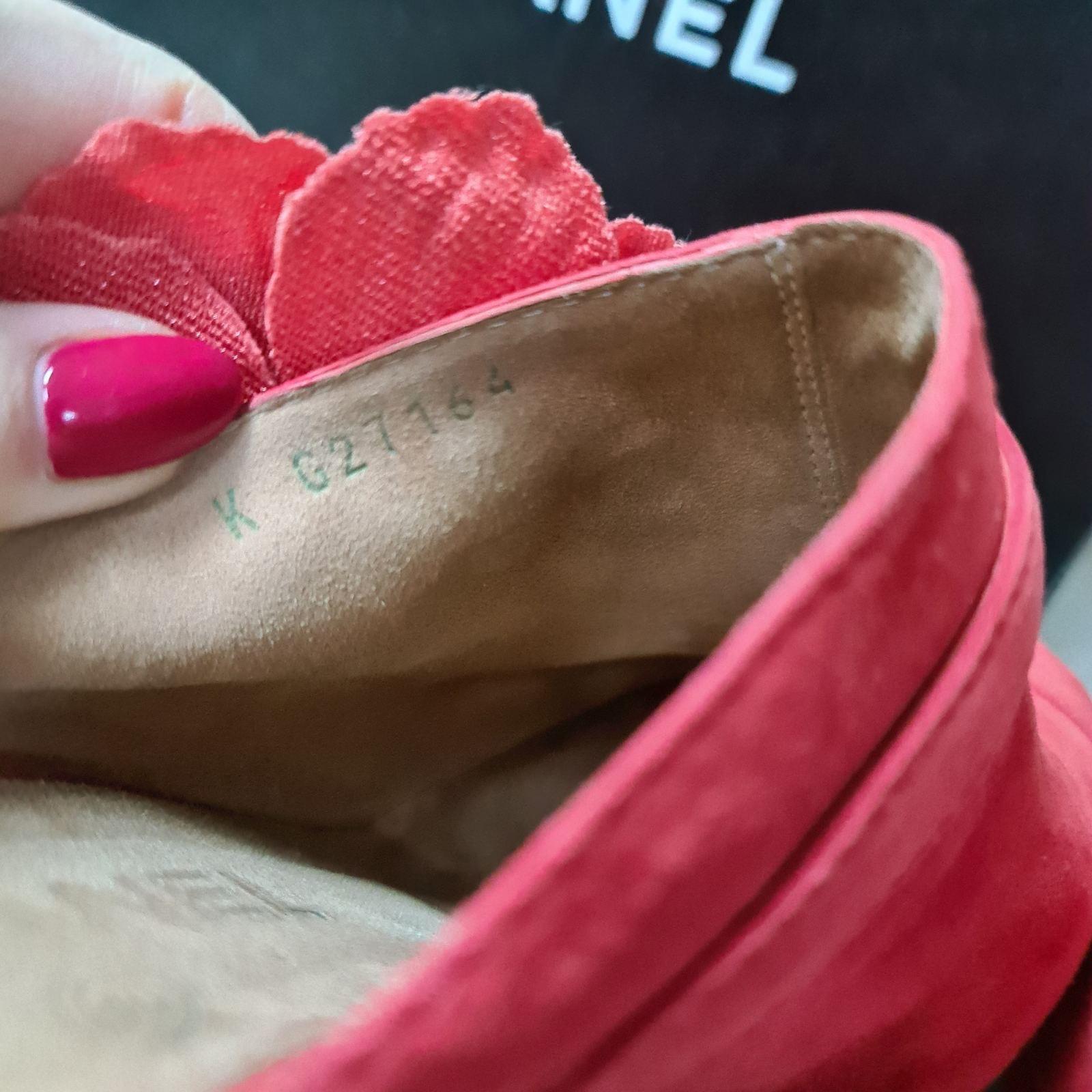 CHANEL 2010 Collection Platform Clogs

2010 Spring / Summer Runway Collection.

Natural tweed canvas upper.

Wooden platform heel.

Rubber bottom sole.

Sz.38.5

Condition is very good. 
No original packaging.
For buyers from EU we can provide