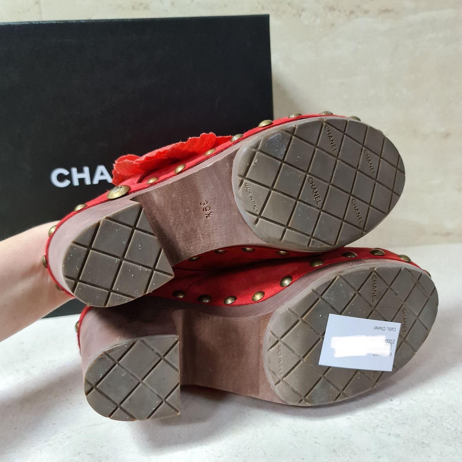 Chanel Red Linen 10P Runway  Flower Clog In Good Condition In Krakow, PL