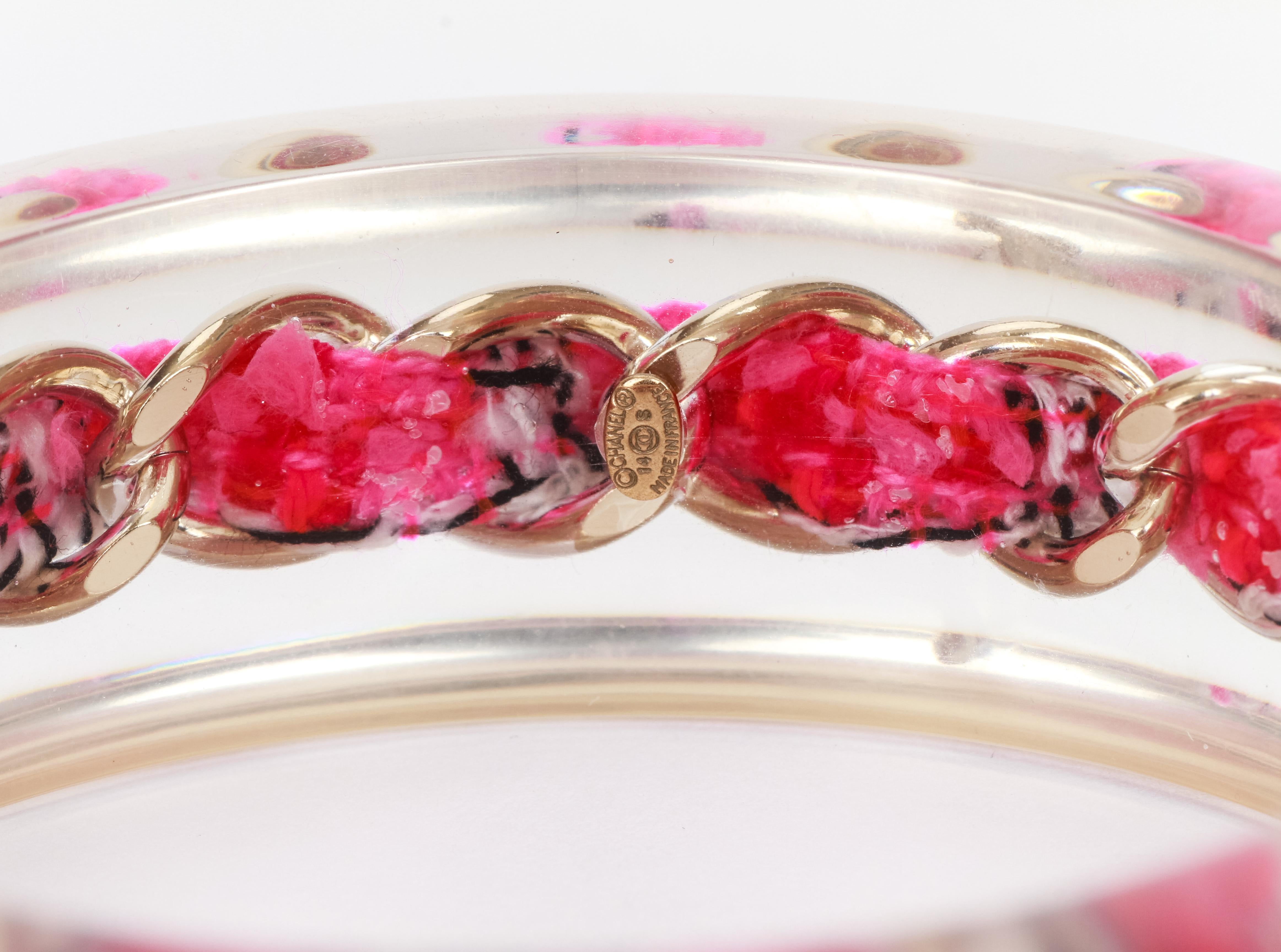 Chanel Red Lucite Chain Inlay Bangle Bracelet In Excellent Condition For Sale In West Hollywood, CA