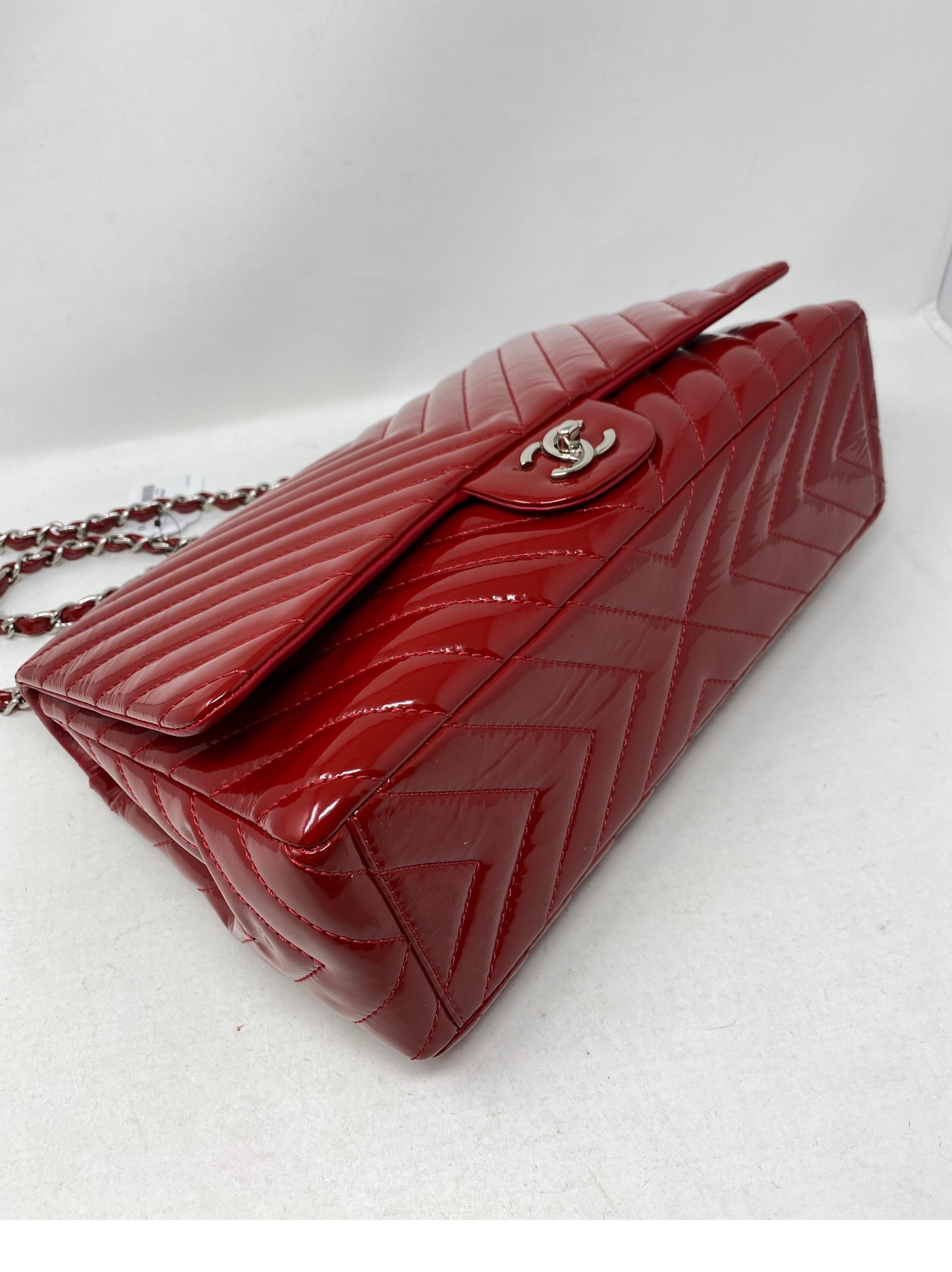 Chanel Rote Maxi-Chevron-Lackledertasche im Zustand „Gut“ in Athens, GA