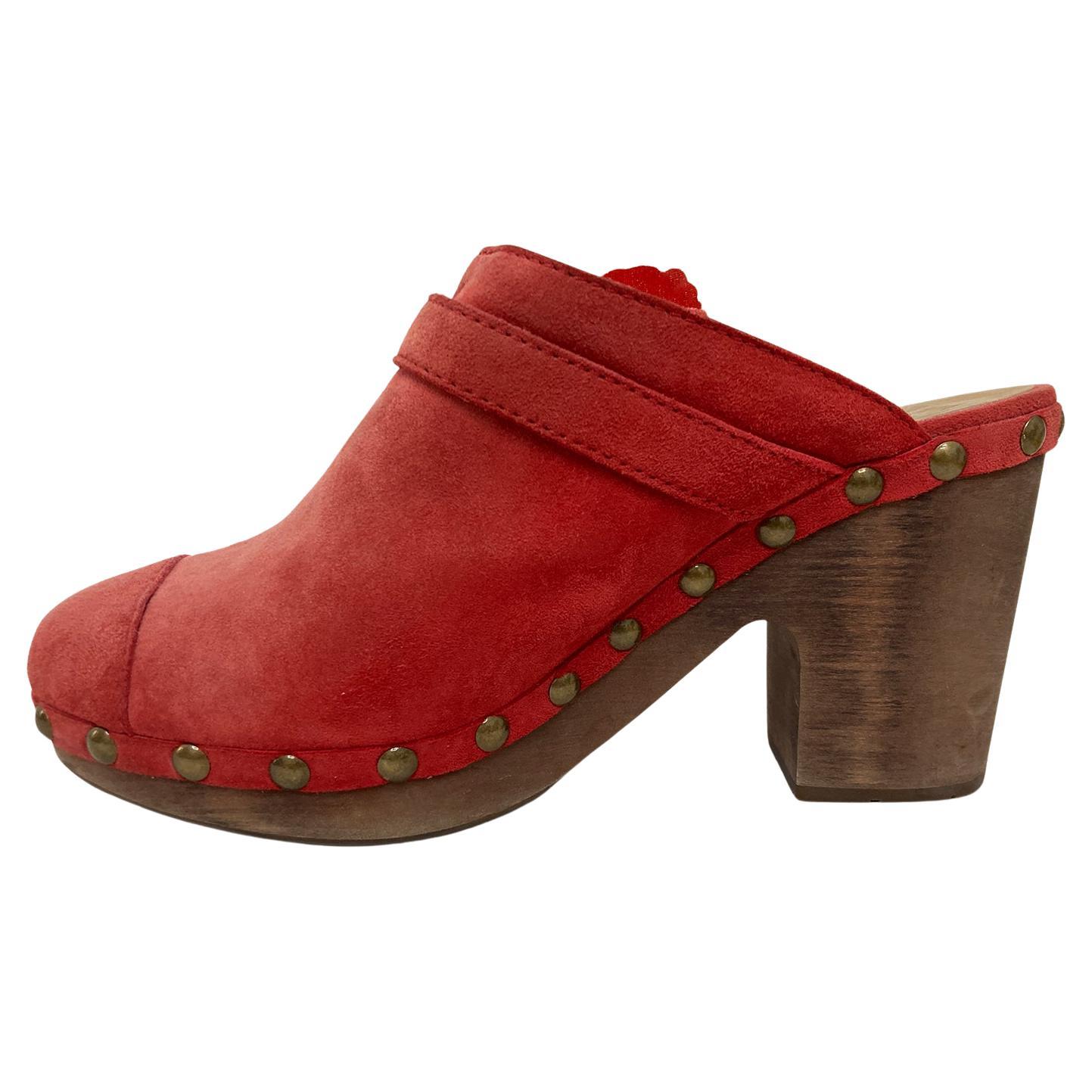 Chanel red nubuck wooden clogs from 2010. Large poppy camellia flower detail with studs details. In good condition; only worn indoors. 
Sz : 41.5 