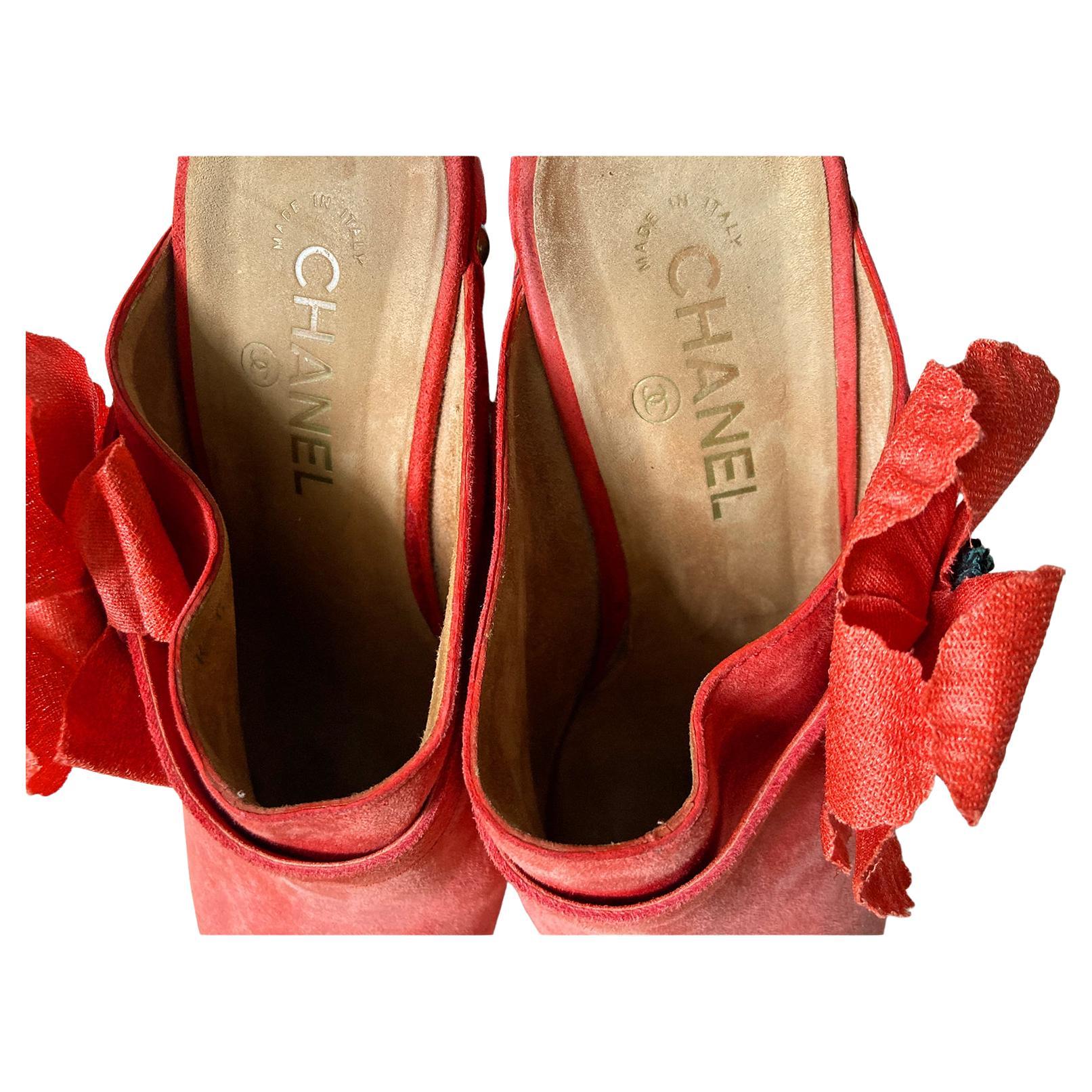 Chanel Red Nubuck Wooden Clogs Poppy Camellia Flower sz 41.5 In Good Condition In Berlin, DE