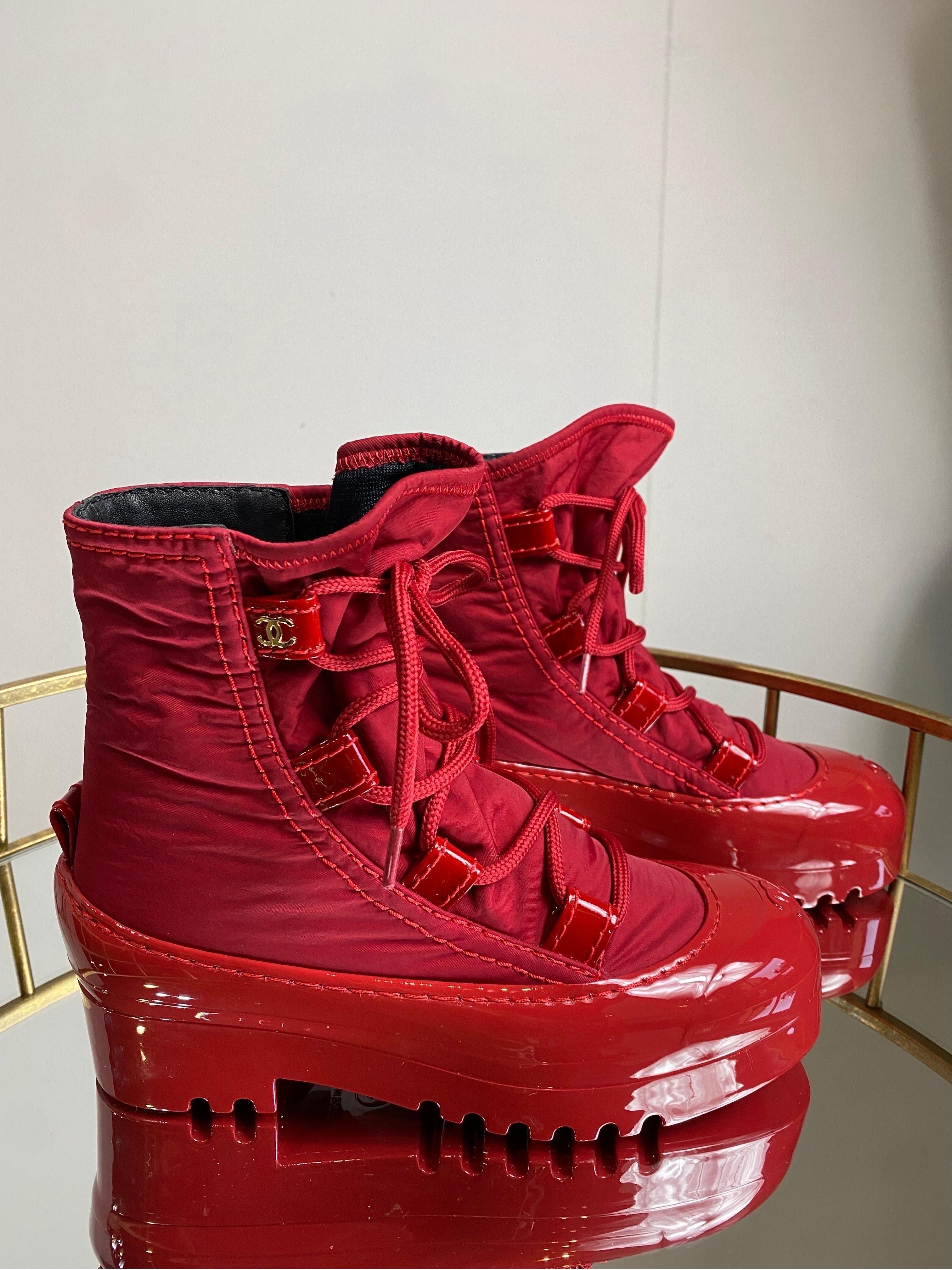 Chanel sportive ankle boots.
In nylon and red patent leather details.
Number 35
Heel 3.5 cm
Plateau 1.5 cm
New, never used but have a small halo on the back of the right shoe as shown in the photo.
They have original box.