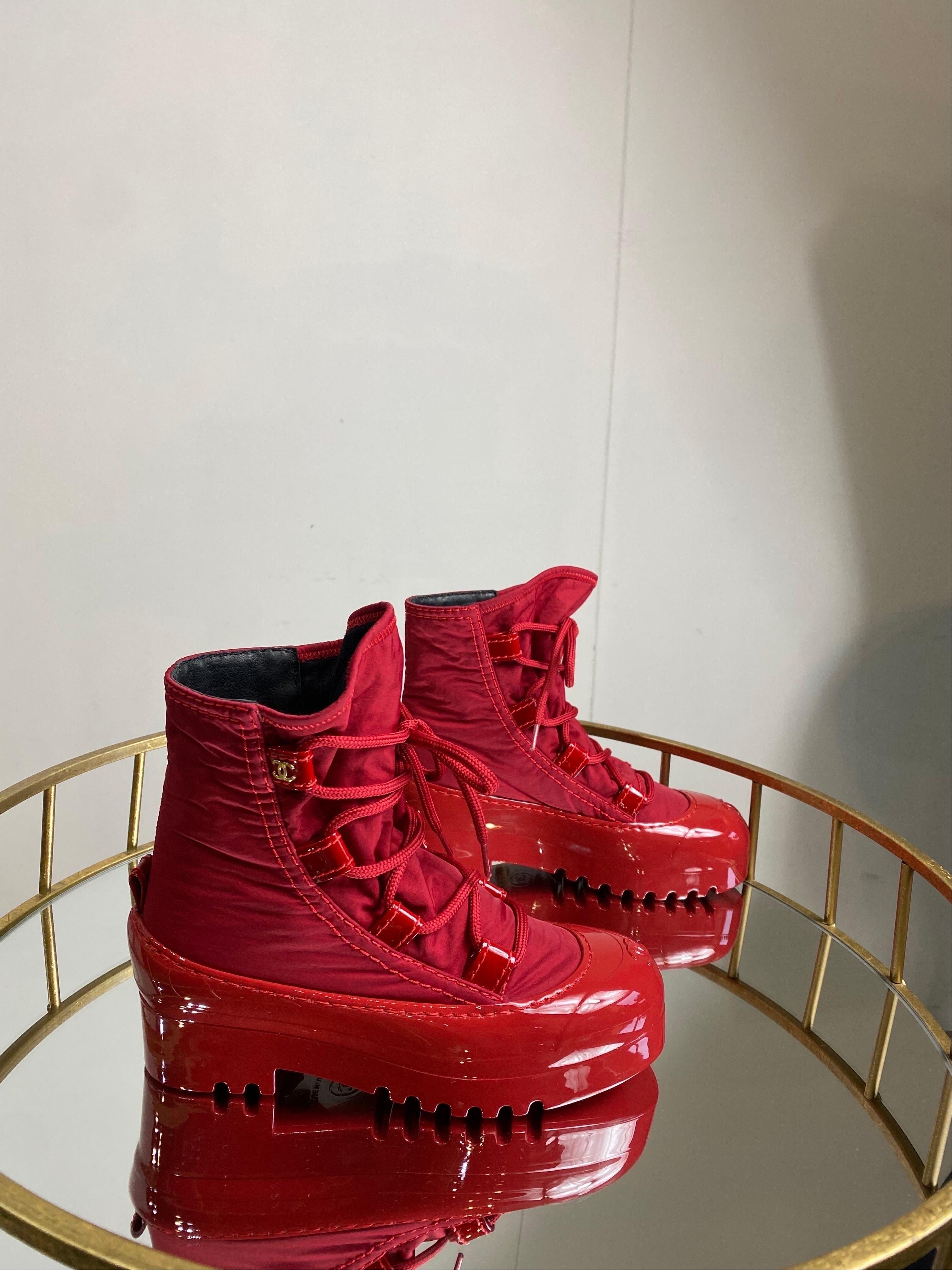 Chanel red nylon and patent leather sportive ankle boots.
 In Excellent Condition For Sale In Carnate, IT