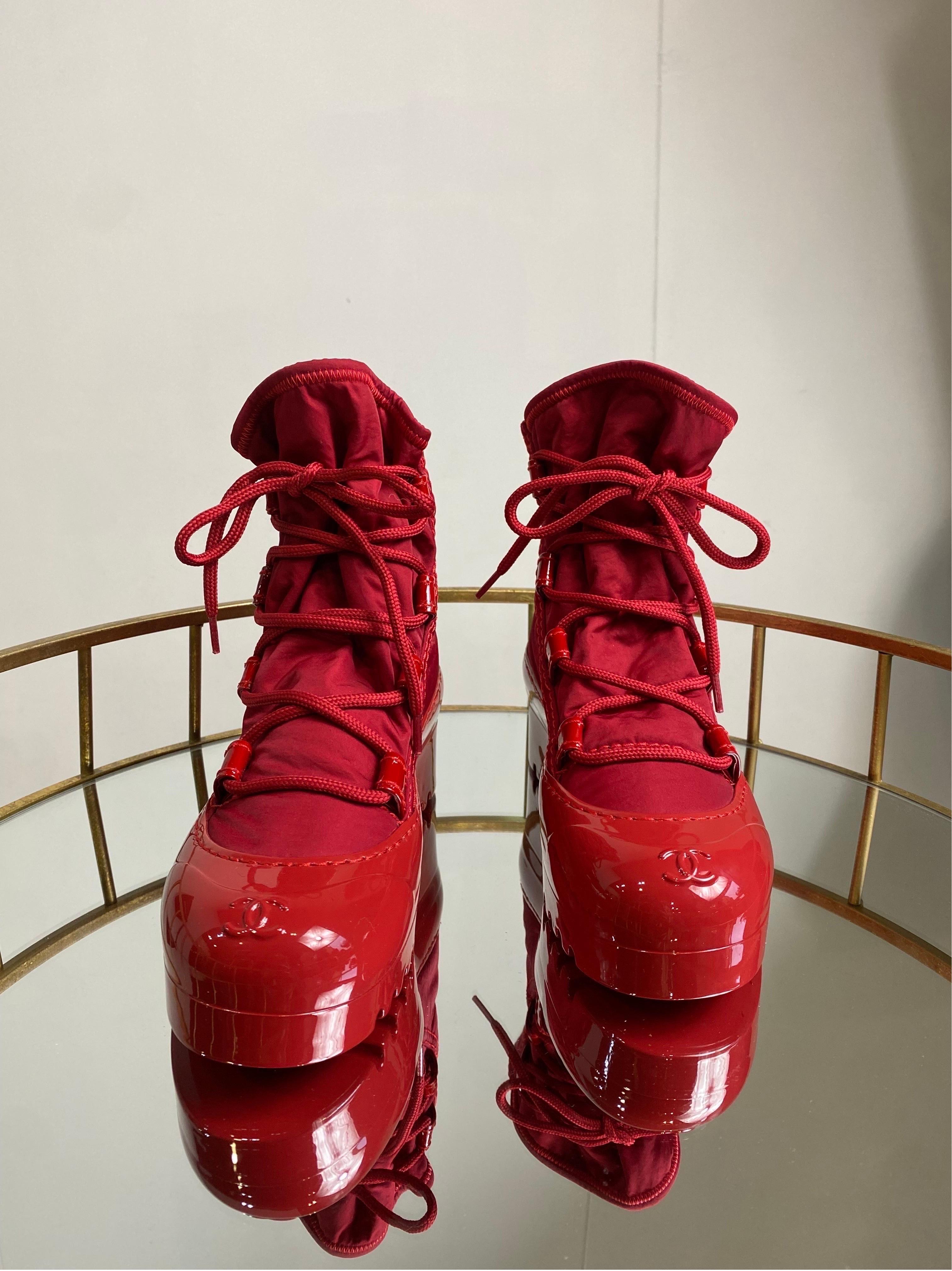 Chanel Sportliche Stiefeletten aus rotem Nylon und Lackleder. im Zustand „Hervorragend“ im Angebot in Carnate, IT