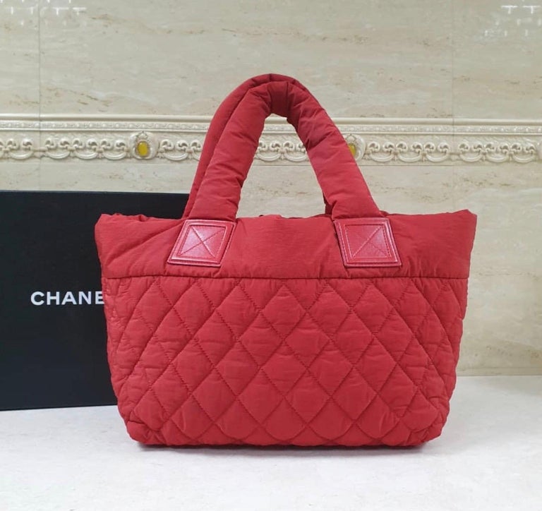 Beautiful Chanel coco cocoon puffer bag tote. Quilted in red nylon. 

47 cm wide measured on the top 

35 cm wide measured at the bottom. 

25 cm high 
Good condition.
No original packaging.

16 cm depth