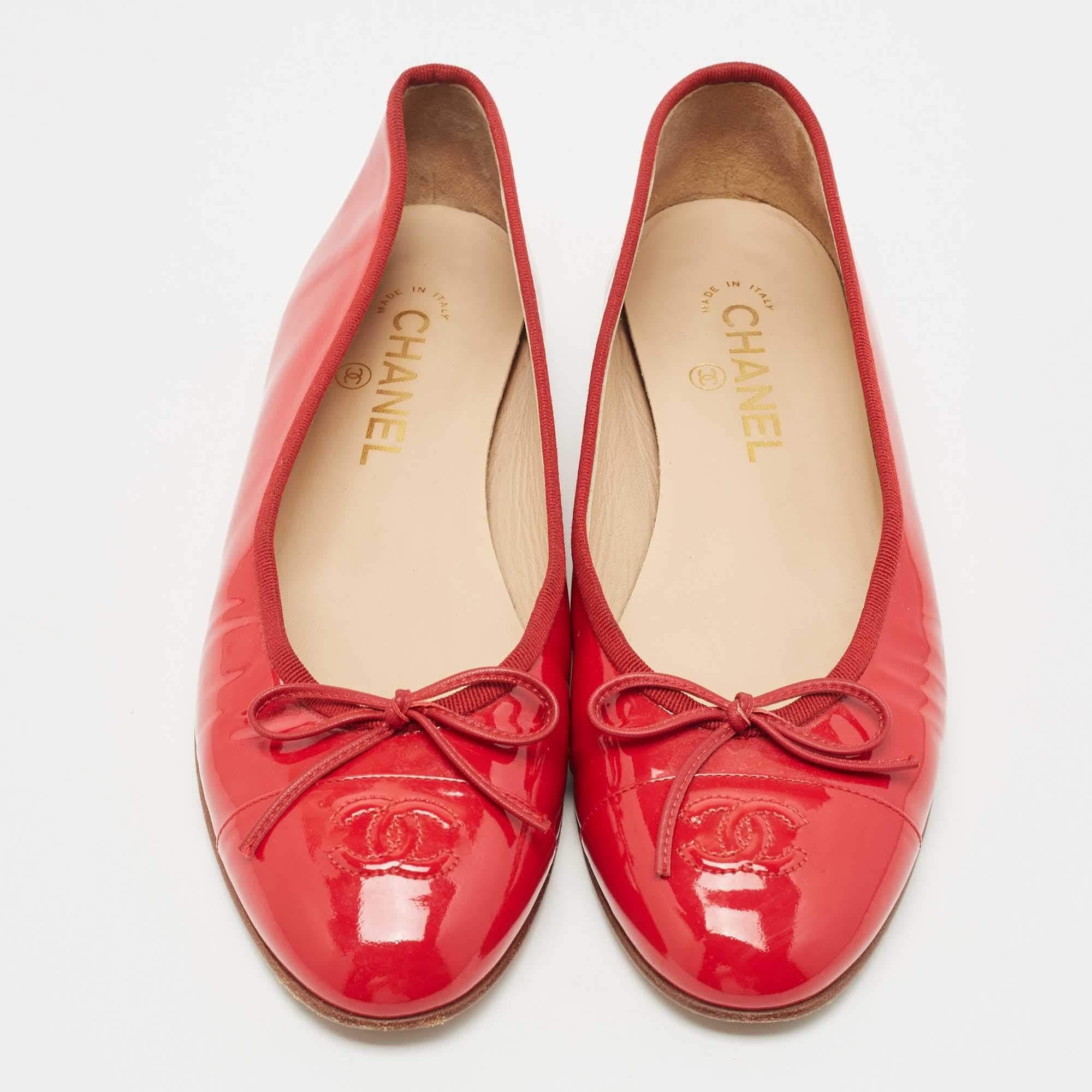 Chanel Red Patent Leather CC Bow Ballet Flats Size 40.5 In Good Condition In Dubai, Al Qouz 2