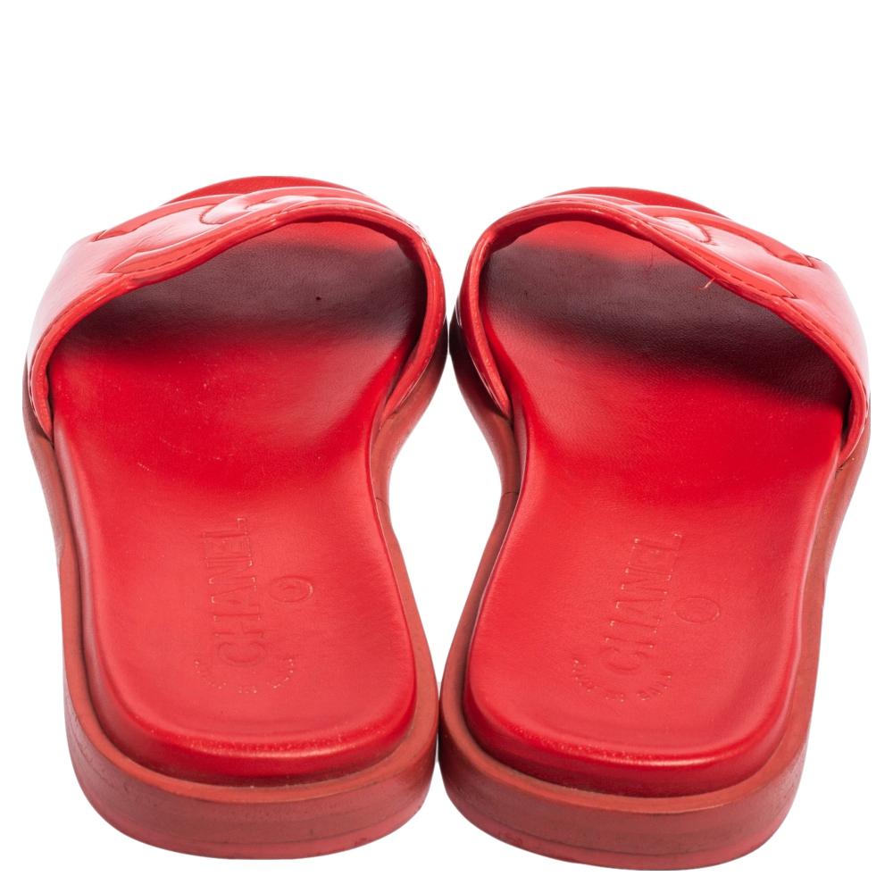 Chanel Red Patent Leather CC Flat Slides Size 36.5 In Good Condition In Dubai, Al Qouz 2